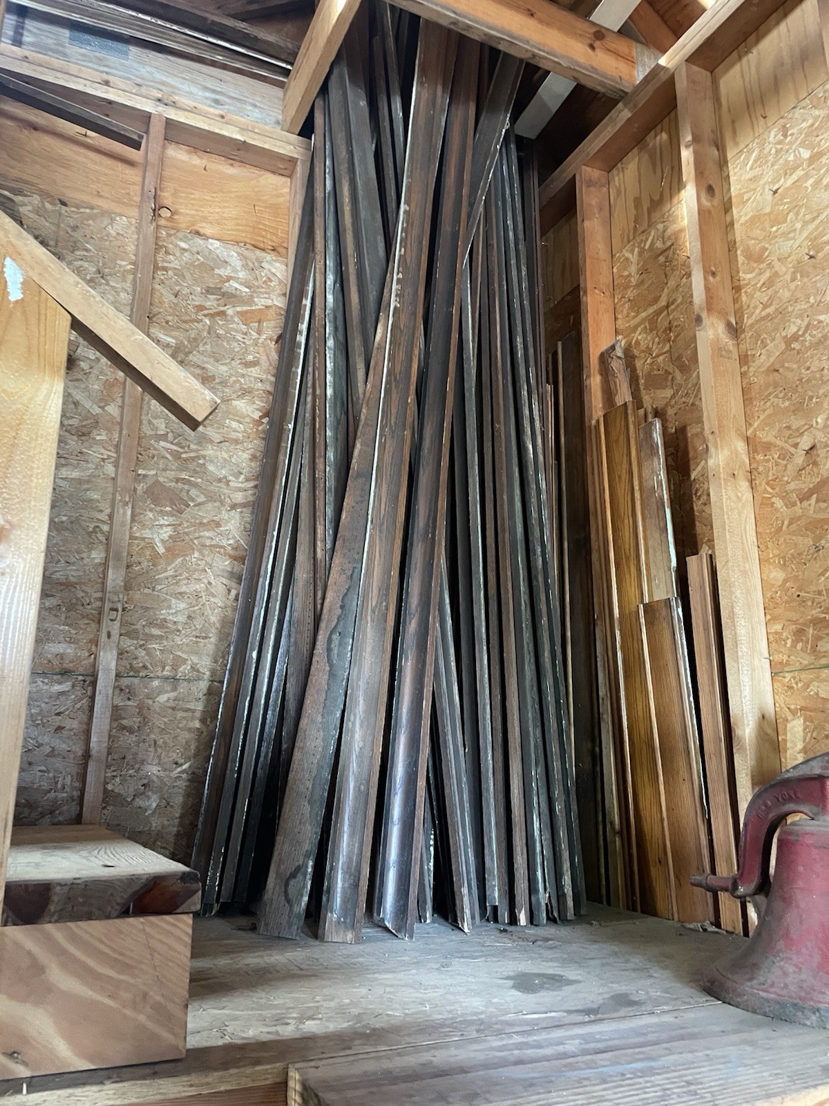 Red oak cove molding, 3 1/4” wide x 9.5’ tall. 46 pieces. 415 ‘ board length.
