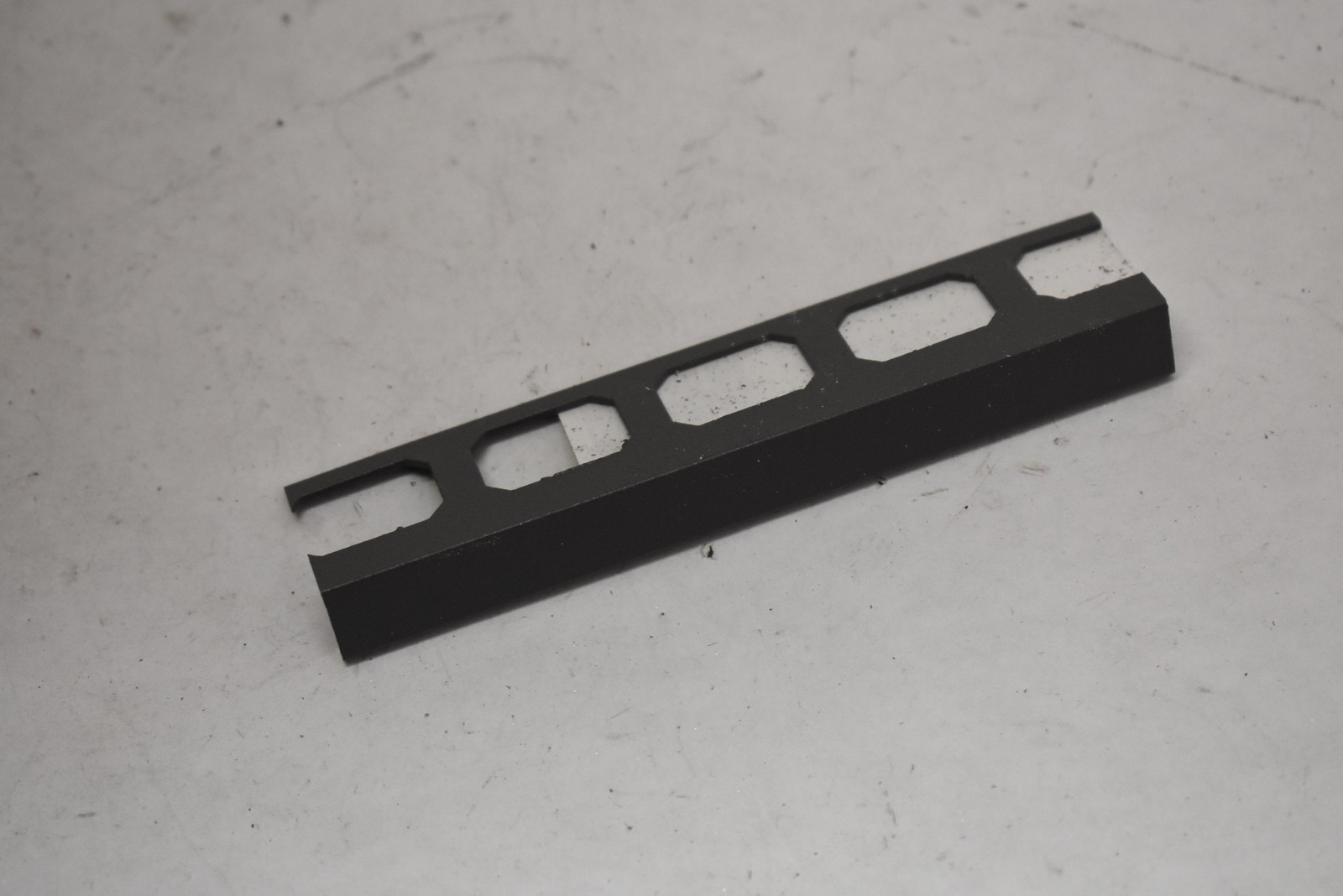 25 LATICRETE LS4-A100RAV-01 L-Shaped Edging Profile Aluminum Raven 3/8 In Gray