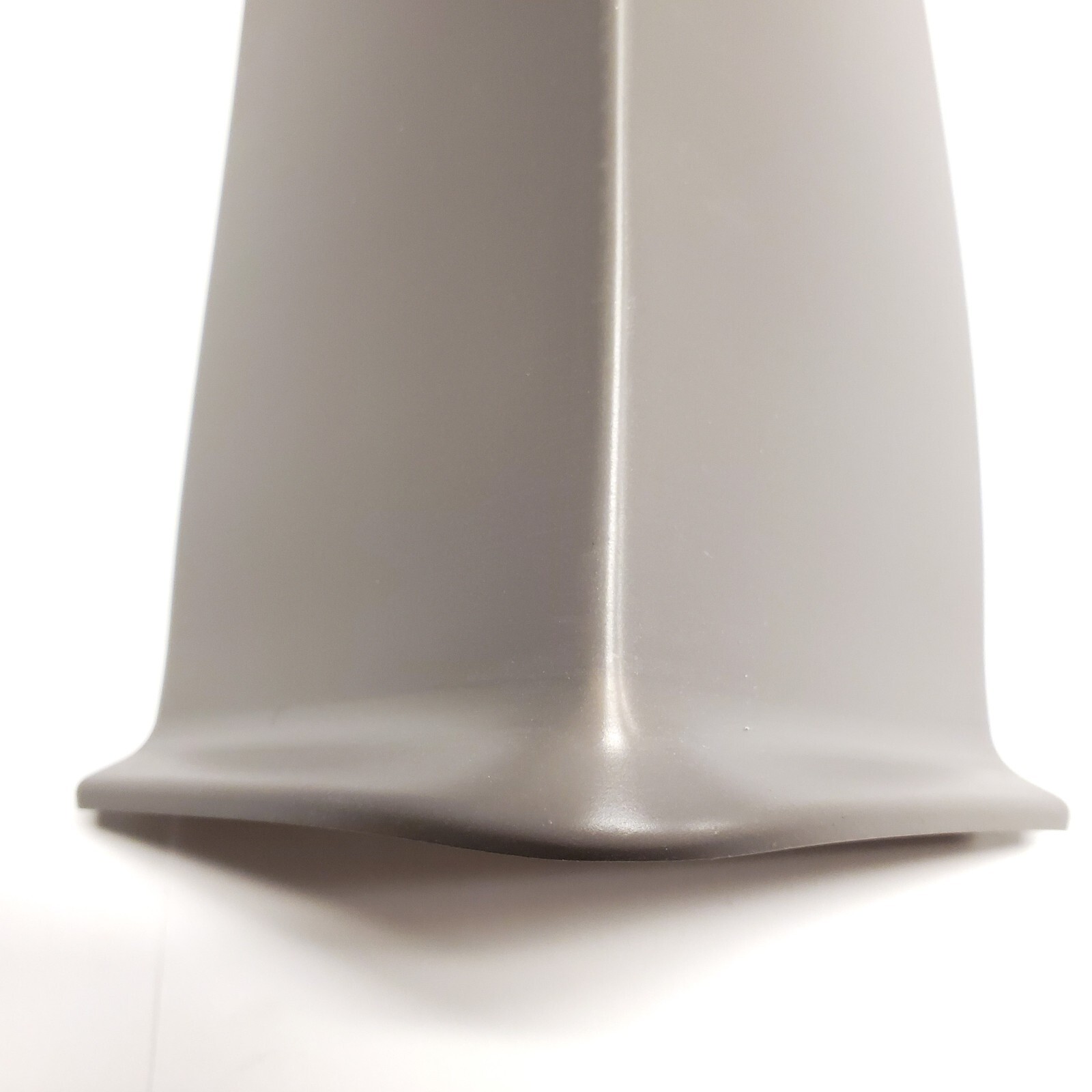 [BOX OF 25] Roppe 700Series 6″x1/8″ Steel Gray Rubber-Vinyl OUTSIDE Corner w/Toe