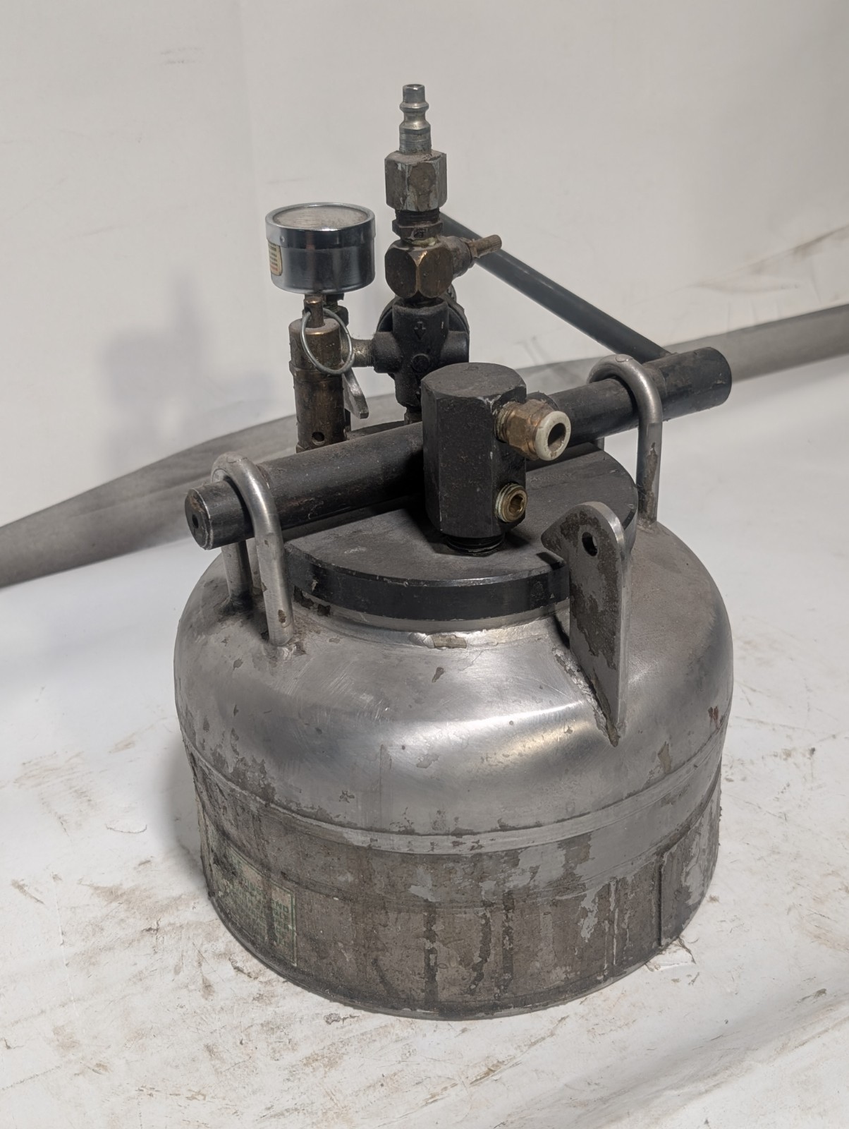 Ribler Stuttgart Pressure-feed Paint/Adhesive Pot w/ Integrated Air Regulator