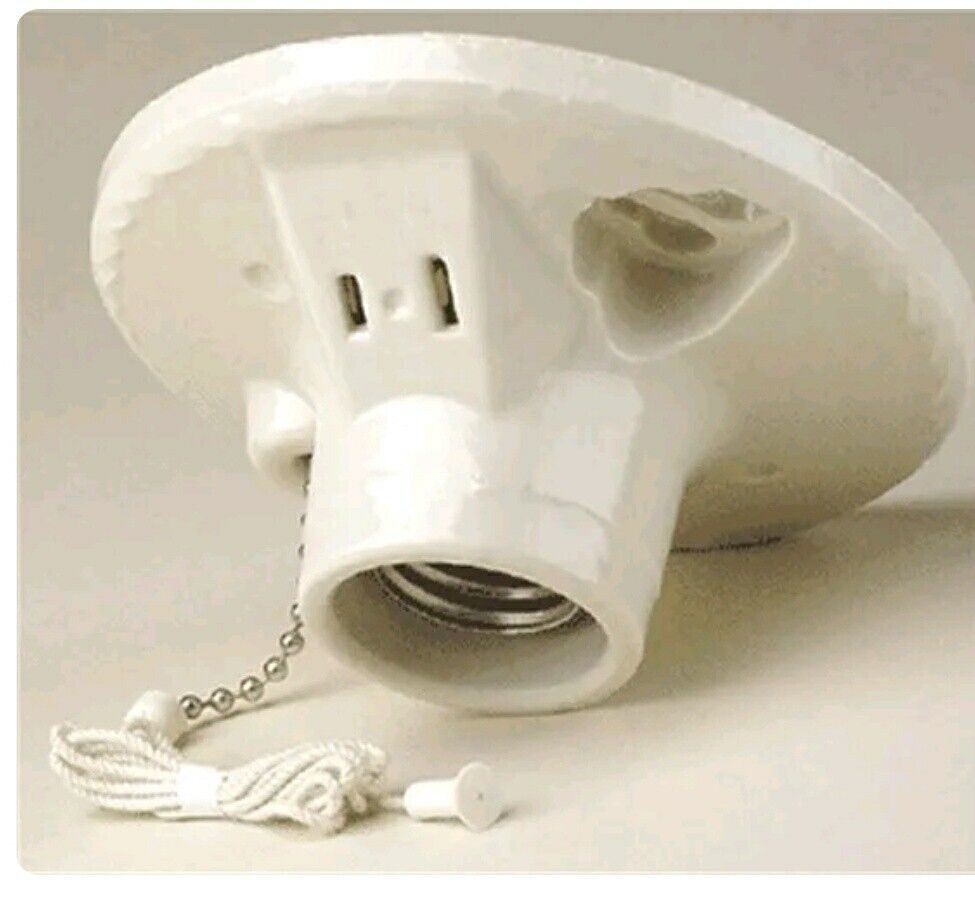 LEVITON Pull Chain Porcelain Lampholder With Outlet