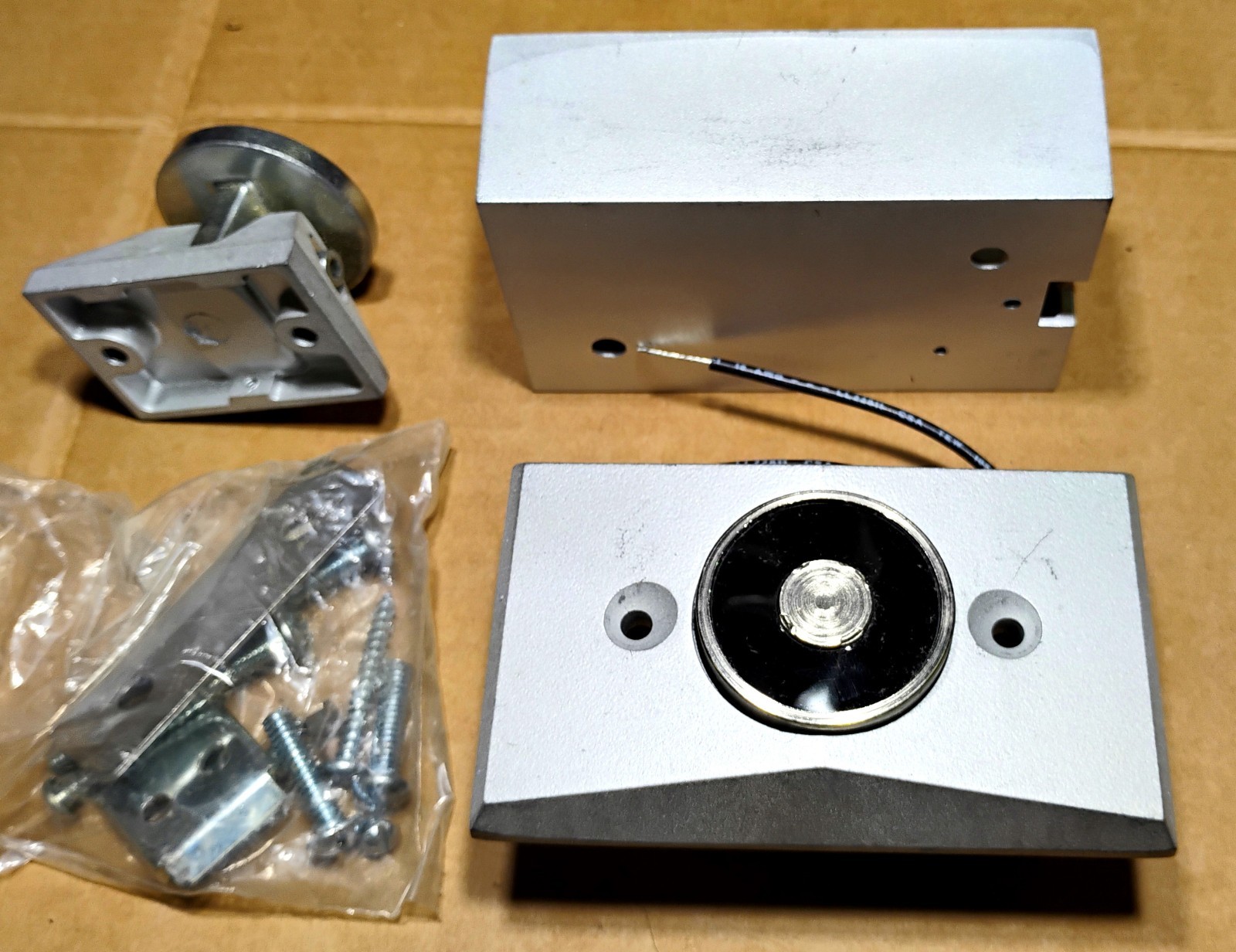 IR Sentronic LCN Closer Door Lock Electro Magnet 7830 SEM Voltage SEM7830 Holder