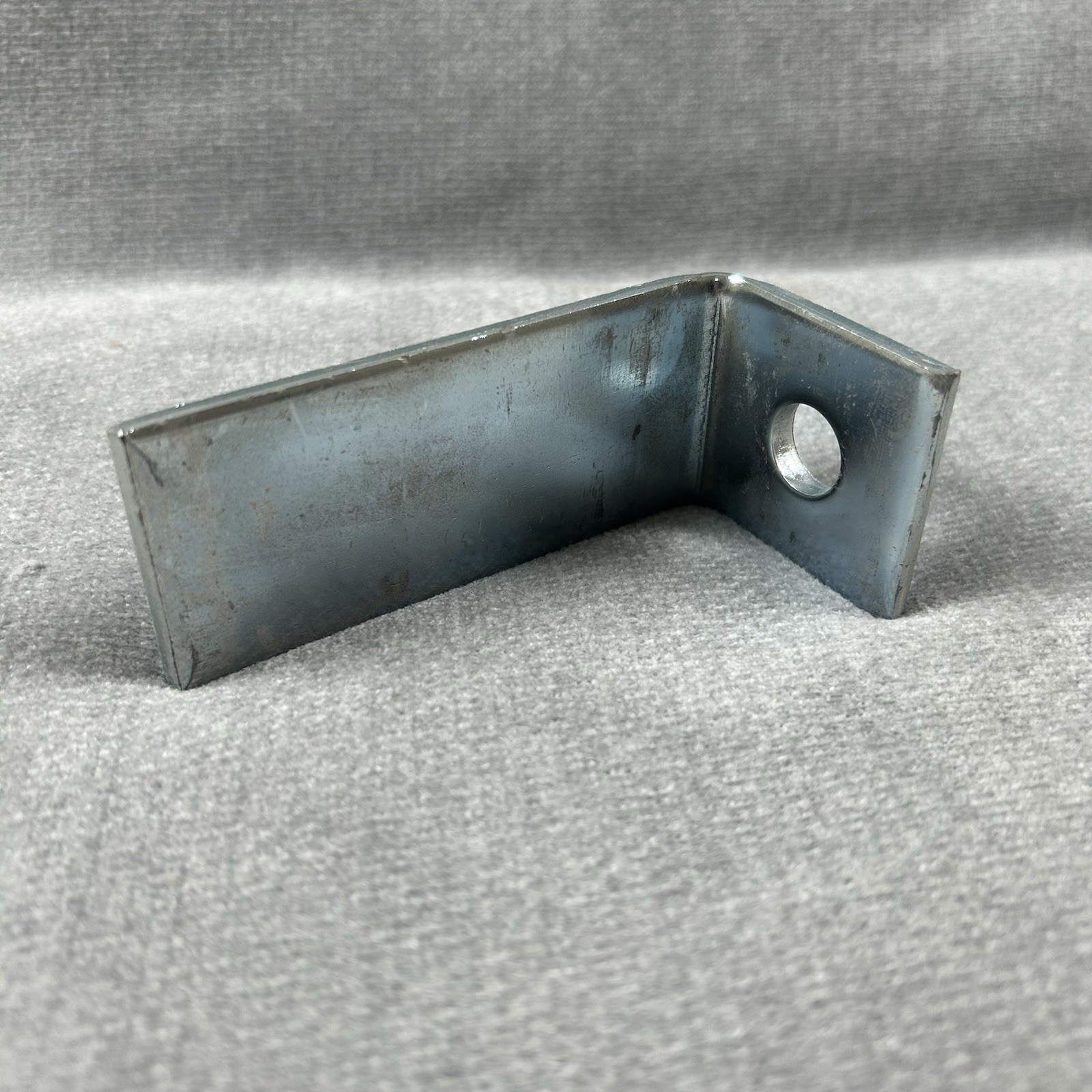 Eaton B-Line B420-378ZN 1-Hole Zinc Corner Angle Strut Bracket – 1 Count