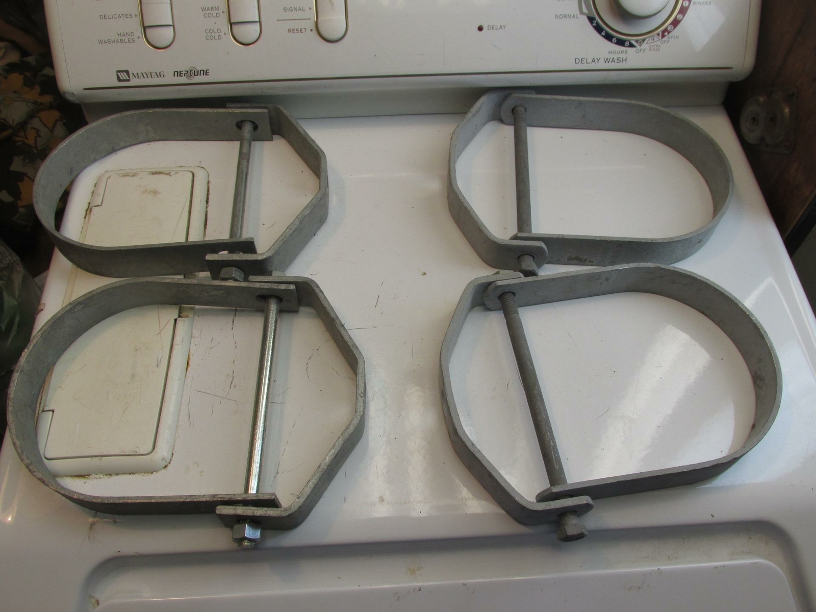 4 Heavy Made 6 1/2 ” Pipe Hangers