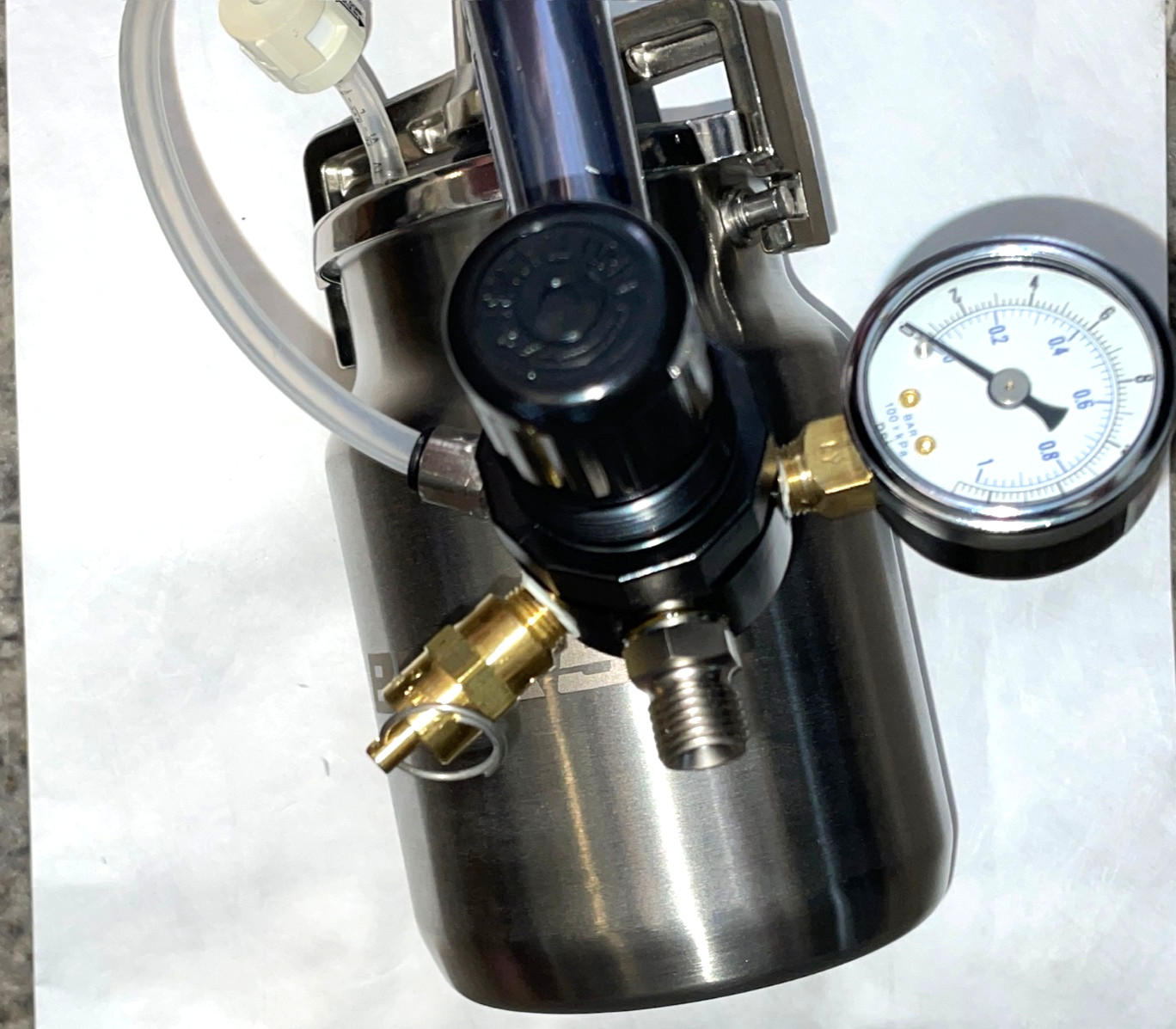 BINKS STAINLESS 1 QT PRESSURE ASSISTED CUP W/REGULATOR 80-511
