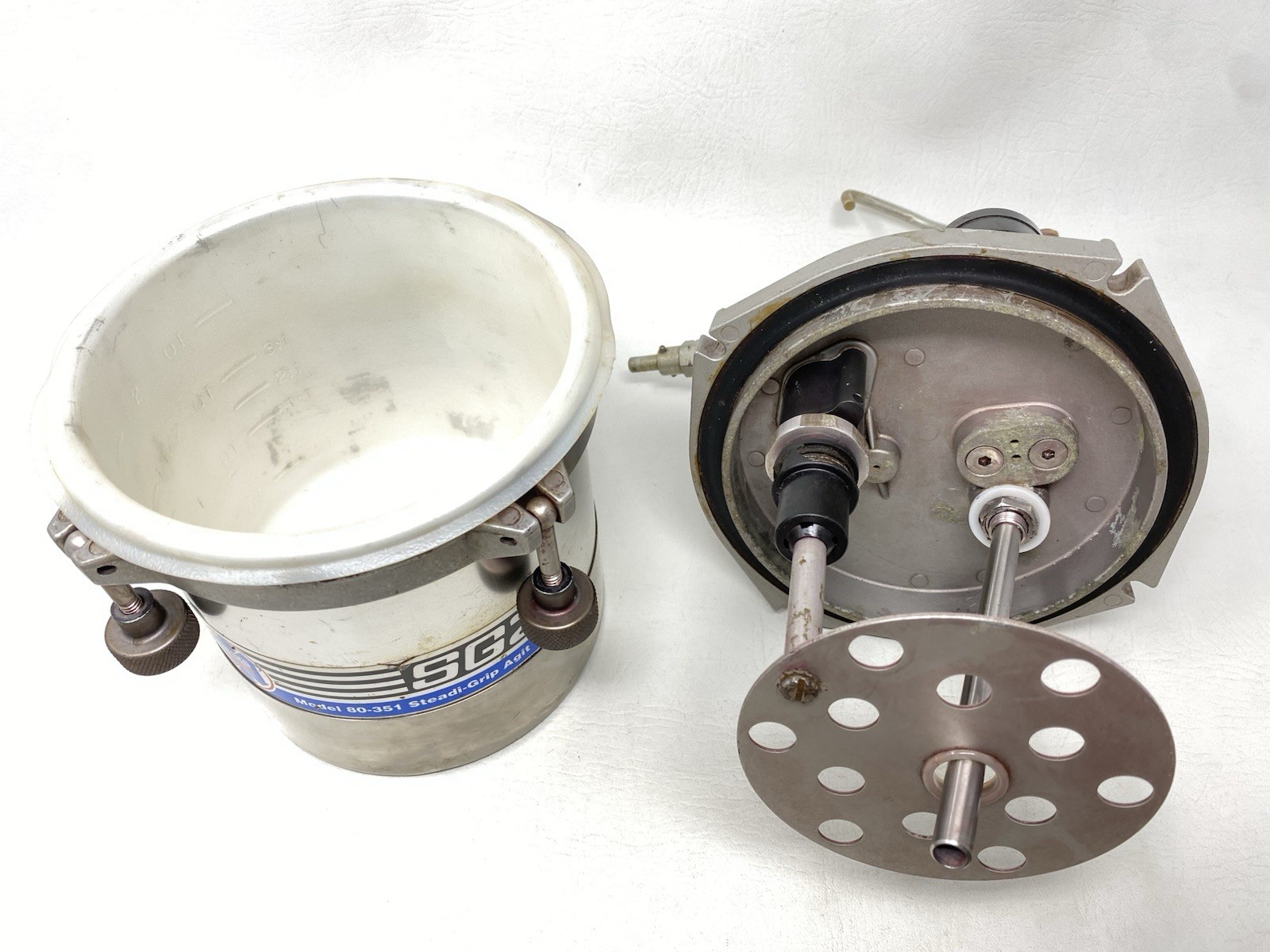 Binks SG2 Model 80-351 2 Qt Pressure Pot Steadi-Grip Agit UNTESTED Parts/Repair