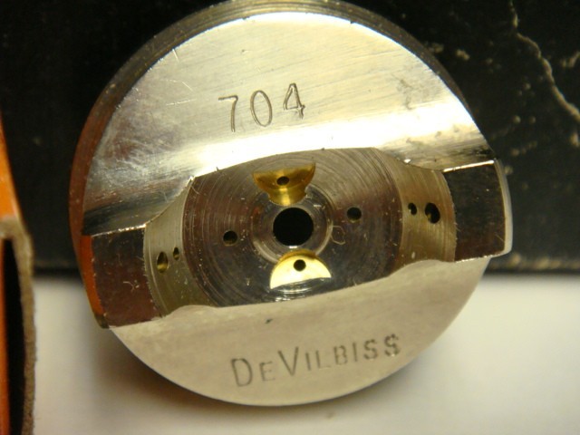 DEVILBISS- JGA 503-FF PRESSURE POT PAINT SPRAY GUN AND EXTRA PARTS NEW OLD STOCK