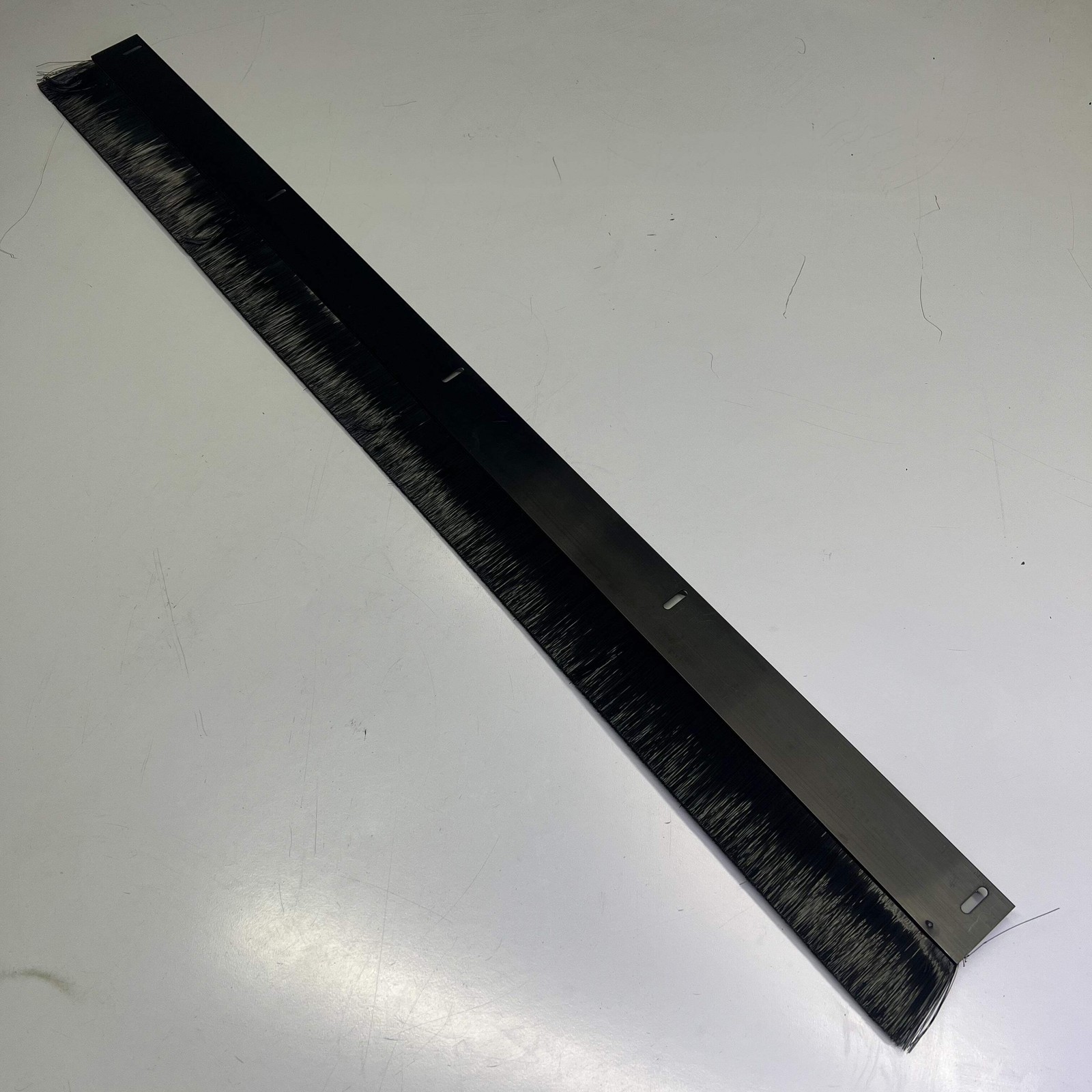 FELTON Straight Strip Brush Door Seal 2″ Bristles 9.5″ Mounting 39″ X 4″ 491459
