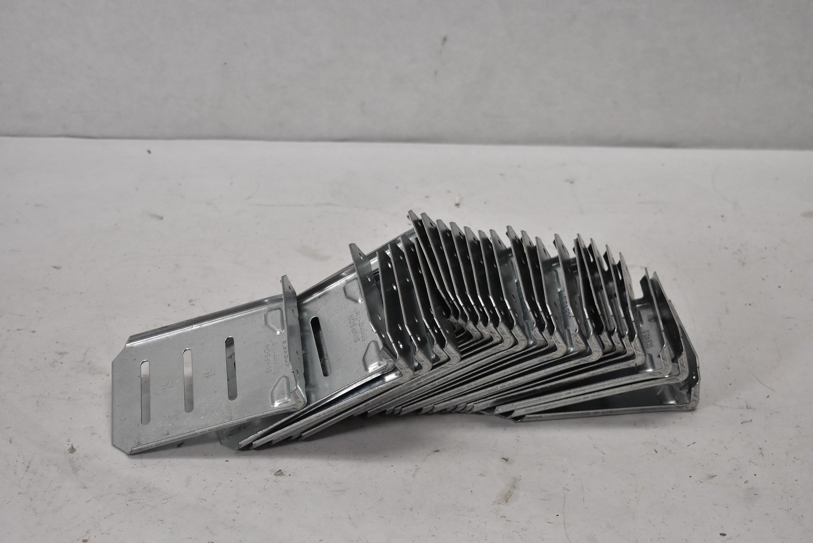 Simpson SCB45.5-KT SCB 5-1/2 in. 16-Gauge Slide-Clip Connector w/ Screws 25 Pack
