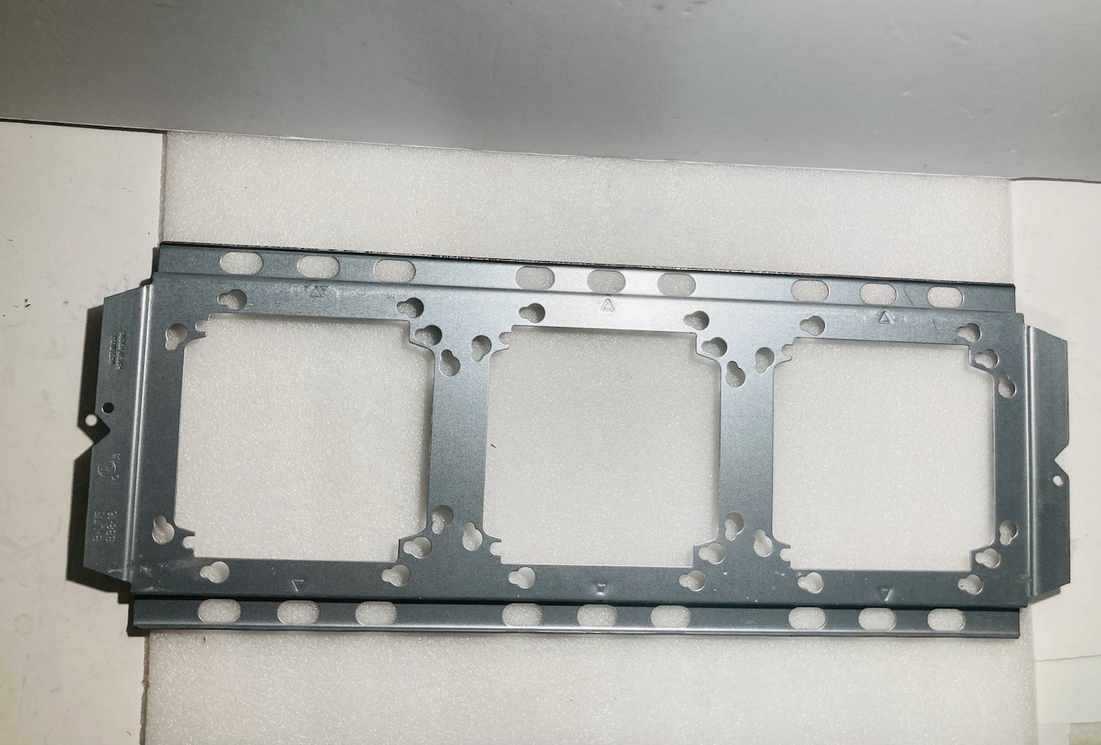 Qty (15) Cooper B-Line BB8-16 Device Mounting Bracket 16″ Stud Spacing