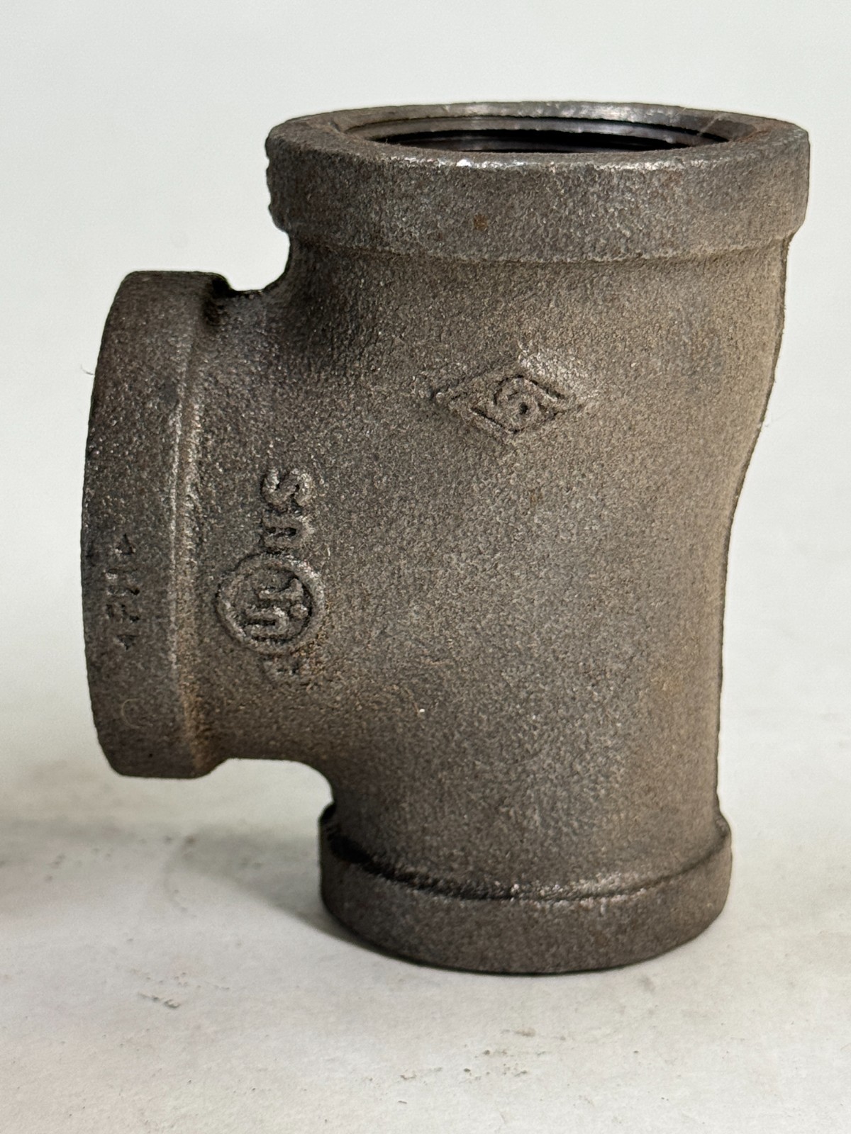 Tee 1-1/4″ x 1″ x 1-1/4″ 150 lb. Threaded Black Malleable Iron BMI Pipe Fitting