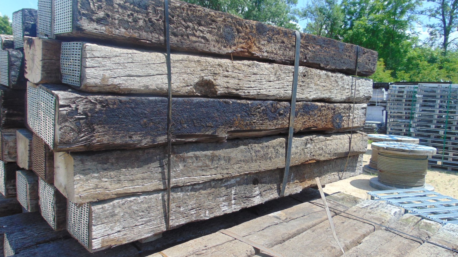 Wood Railroad Tie – 6′ x 9″ x 7″
