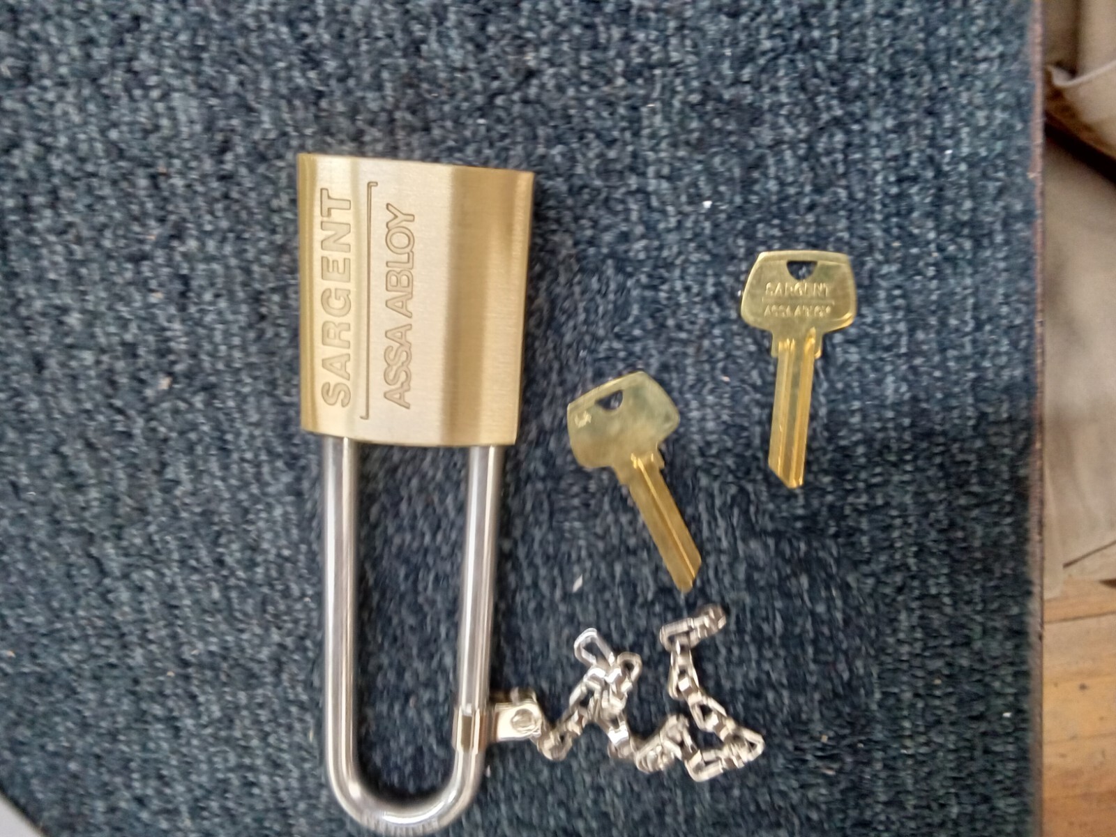 Sargent Assa Abloy 4″ Padlock w/ Chain w/ 2 Keys 758C-4 New