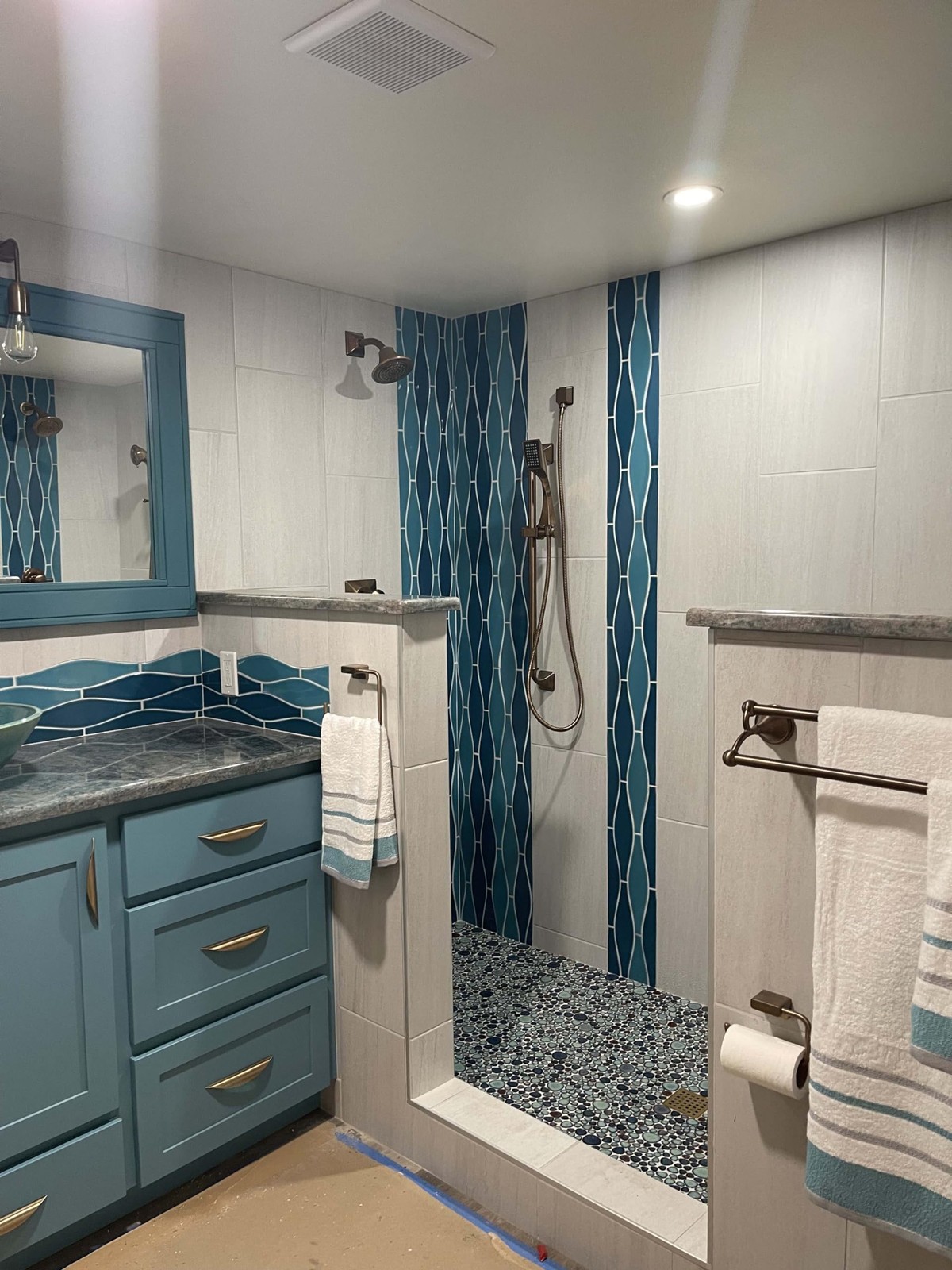 Hominter Artisan Pebble Mosaic Tile Sheet Irregular Blue Green Stone-Look