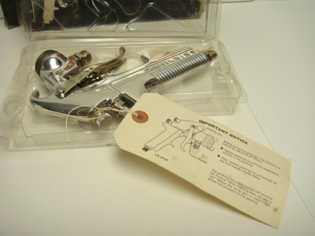 DEVILBISS- JGA 503-FF PRESSURE POT PAINT SPRAY GUN AND EXTRA PARTS NEW OLD STOCK