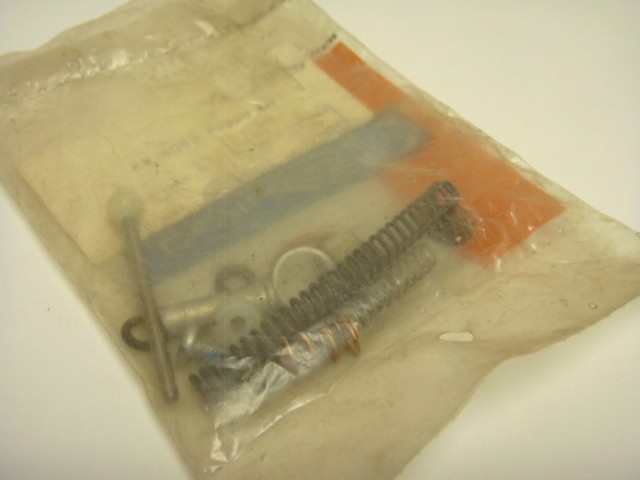 DEVILBISS- JGA 503-FF PRESSURE POT PAINT SPRAY GUN AND EXTRA PARTS NEW OLD STOCK