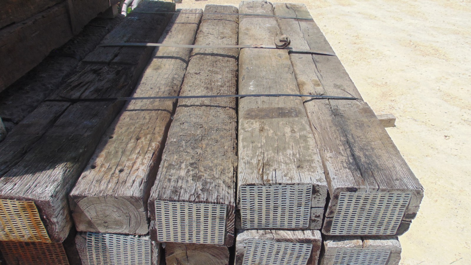 Wood Railroad Tie – 6′ x 9″ x 7″