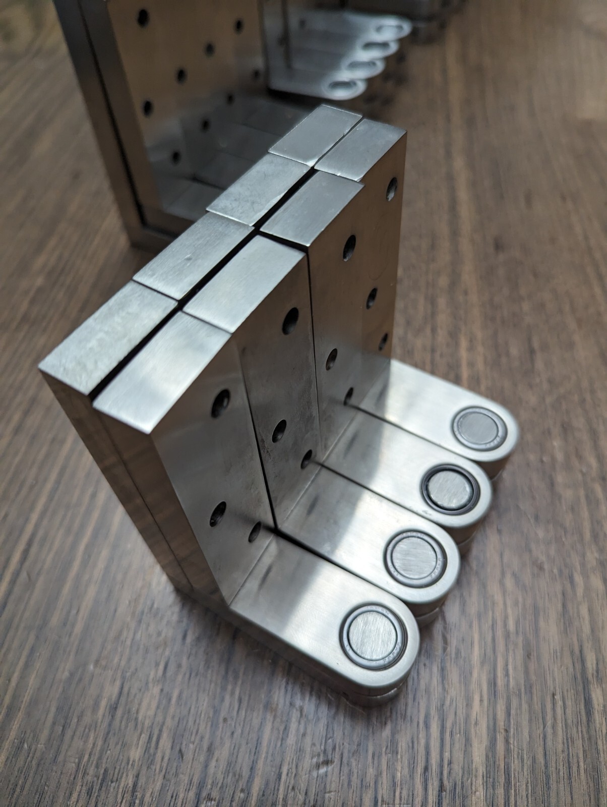 Set Of 4. Accurate Pivot Hinge Satin Nickel US15