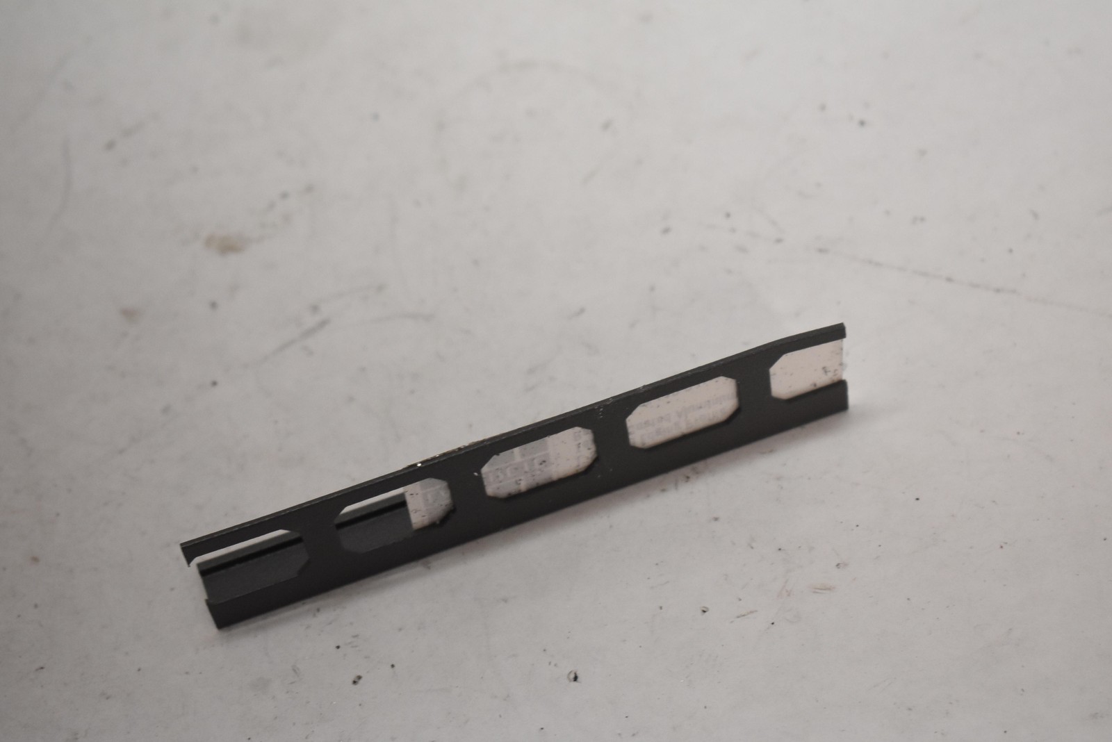 25 LATICRETE LS4-A100RAV-01 L-Shaped Edging Profile Aluminum Raven 3/8 In Gray