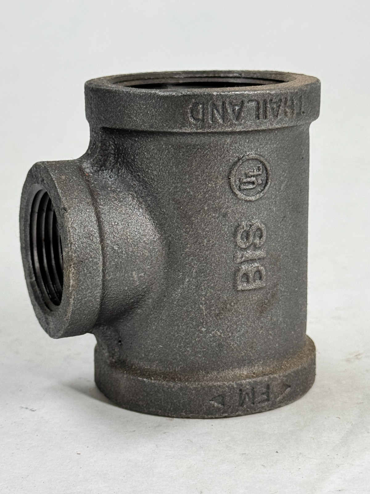Reducing Tee 1-1/2″ x 1″ 150 lb. Threaded NPT Black Malleable Iron BMI