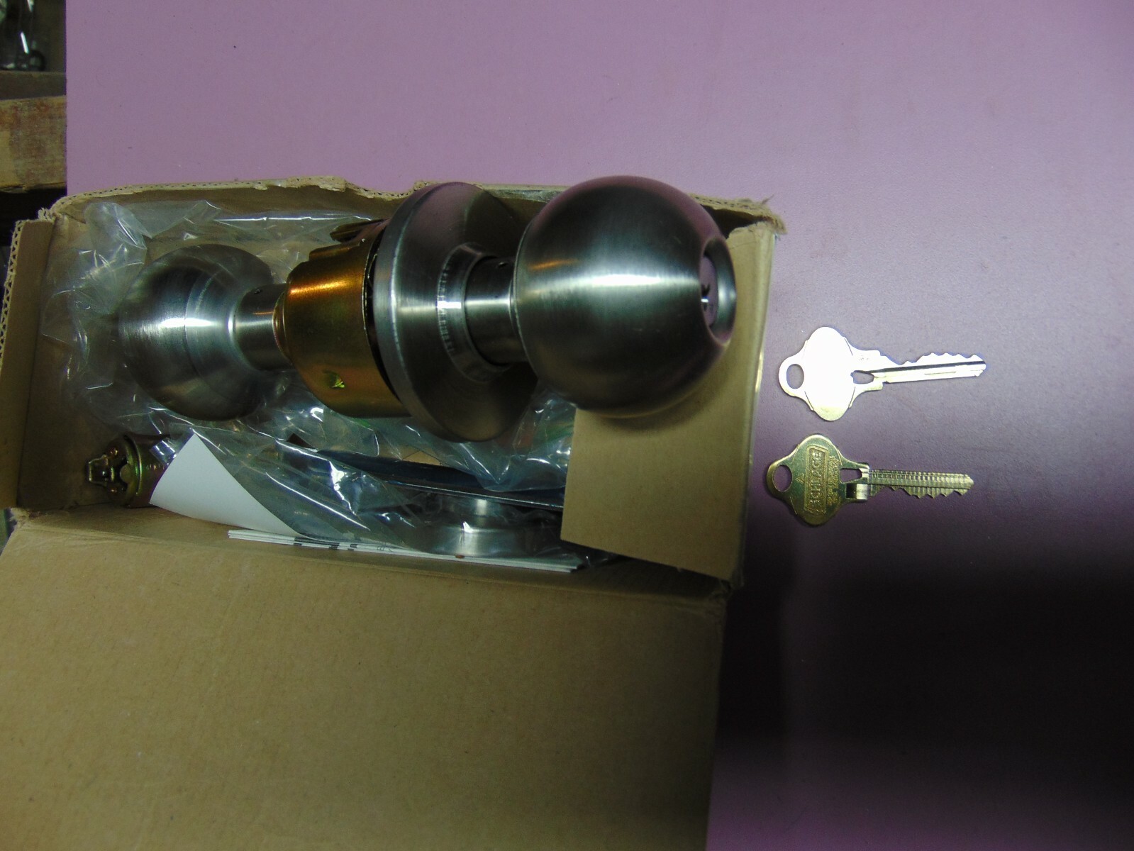 1- ENTRANCE KNOB 26 FINISH with 2 3/4 backset WITH 2 S123 KEYS BLANKS