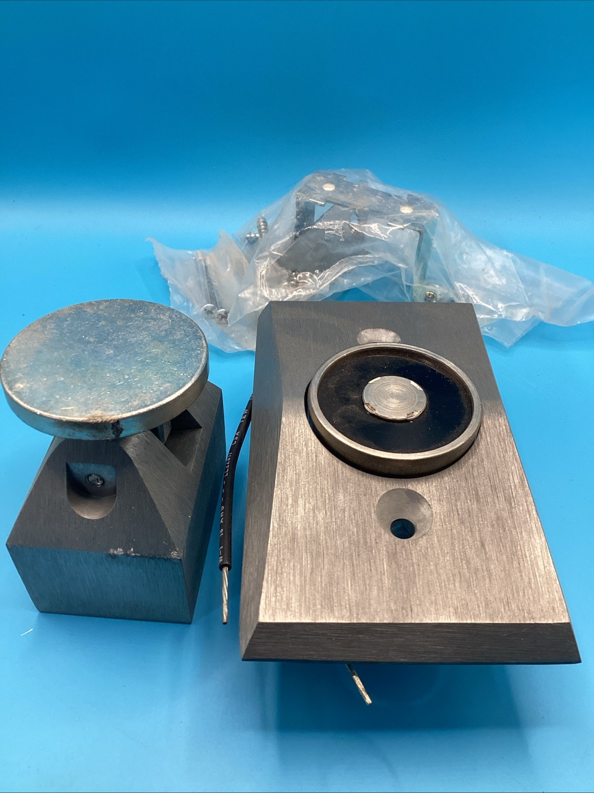 EDWARDS 1504-AQ ELECTROMAGNETIC SINGLE DOOR FLUSH MOUNT New Open Box