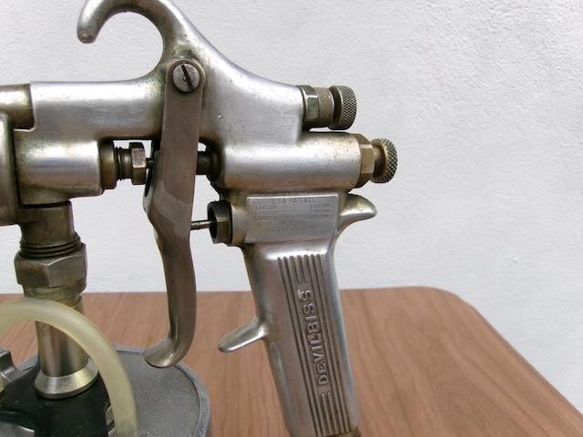 DEVILBISS TYPE MBC PAINT SPRAY GUN WITH BINKS CANISTER # 30 TIP FREE SHIPPING