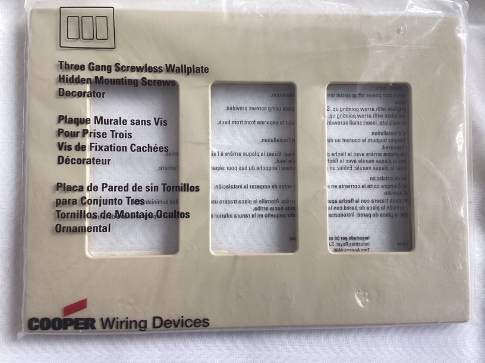 COOPER Wiring Devices 3 Gang Decorator Screwless Wallplate, Ivory