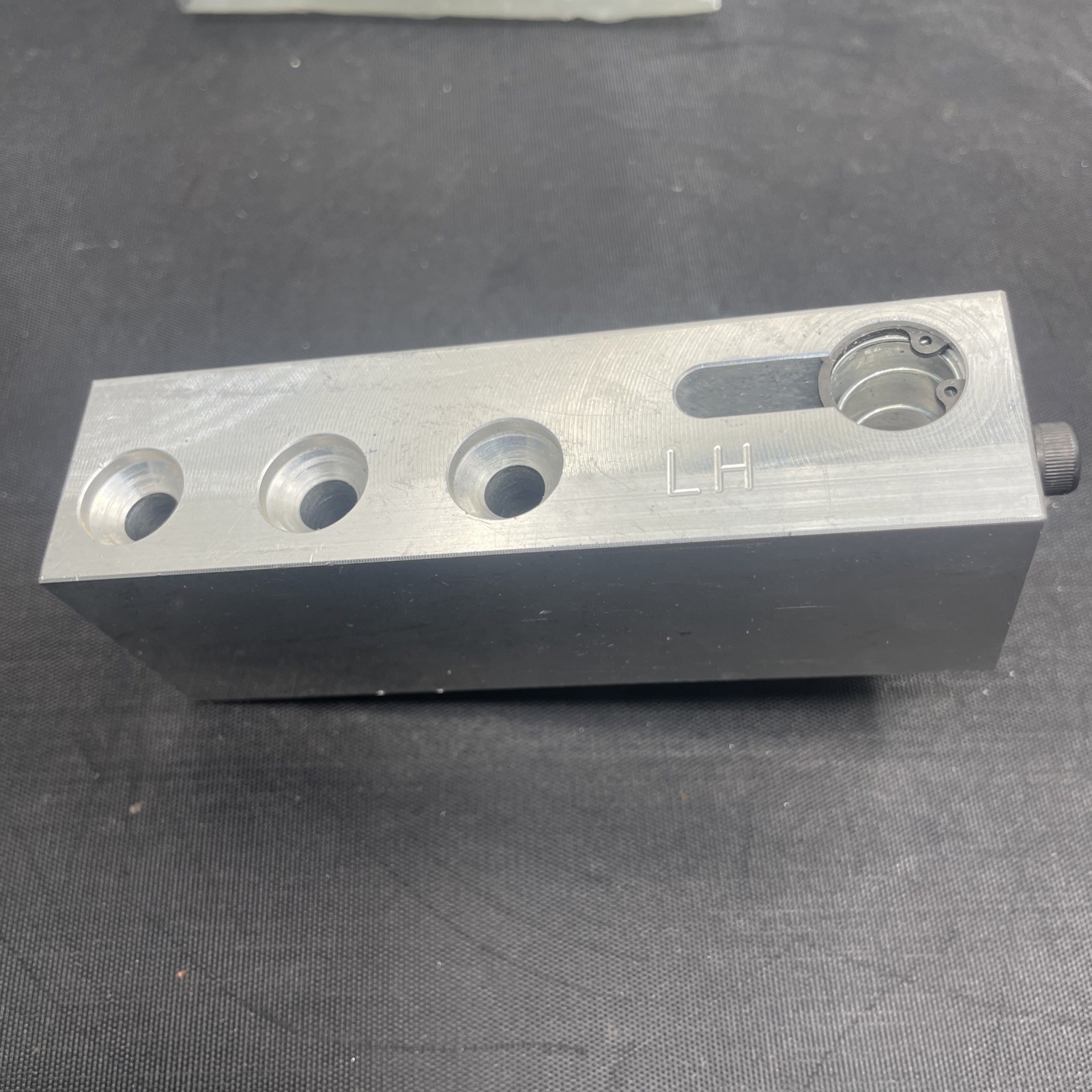 BESAM/ASSA ABLOYUNISLIDE SO TOP PIVOT, RH; INCLUDES HARDWARE. US05-0277-01
