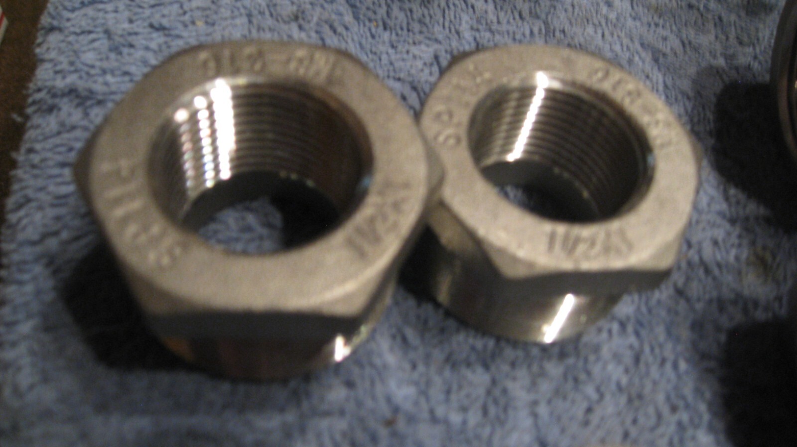 1 LOT MB-304 stainless fittings. weld on elbow. threaded T’s. 1 1/2″ new NOS