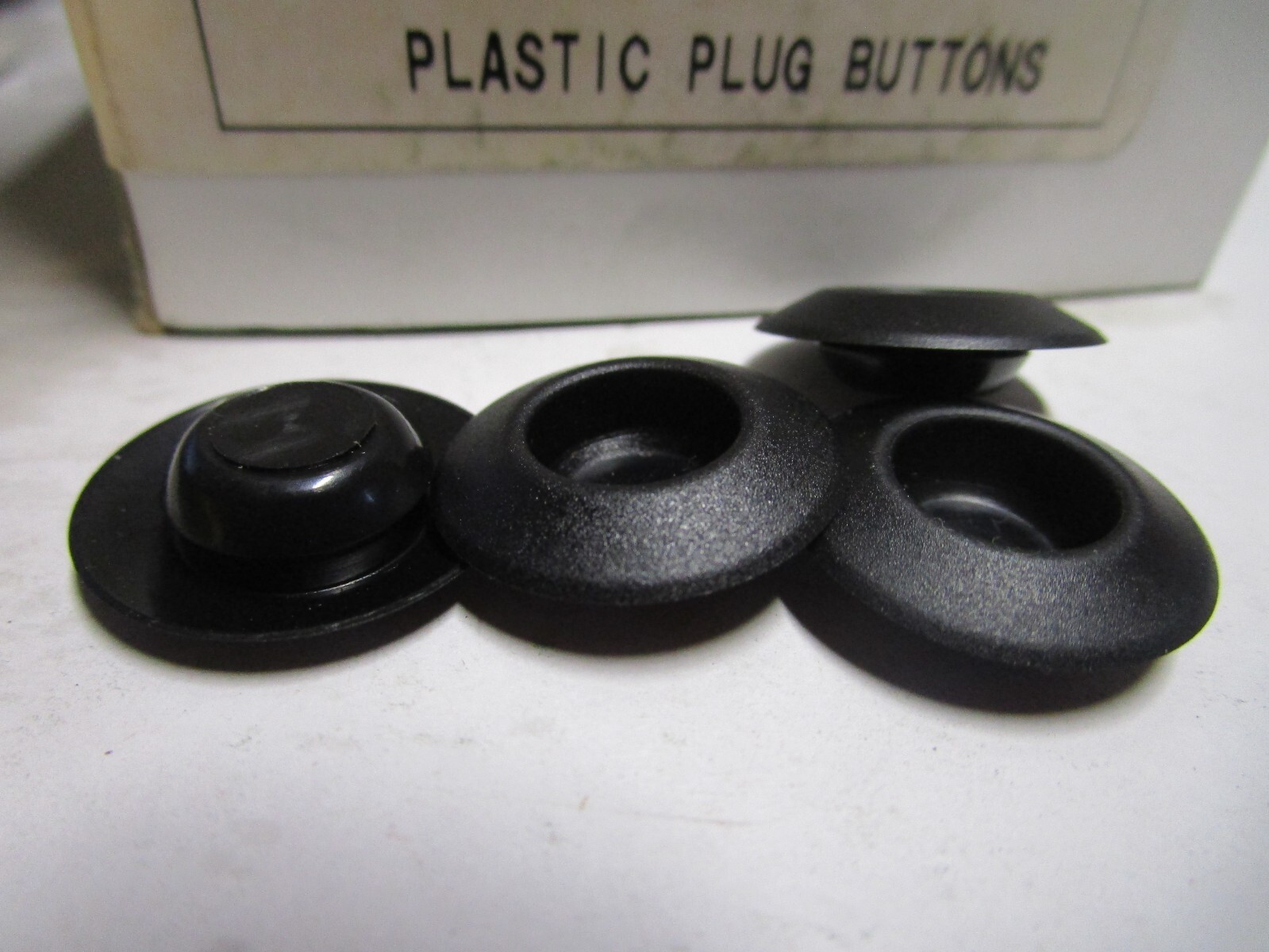 AUVECO 9288 PLASTIC PLUG BUTTON W/DEP CTR 1/2 HOLE QTY 100