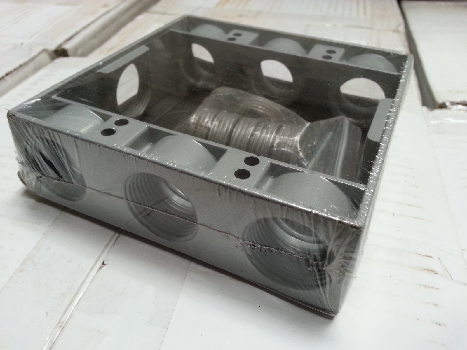 Weatherproof 2-Gang Metal Extension Box Ring 8 Eight 1/2″ Holes GRAY Outdoor