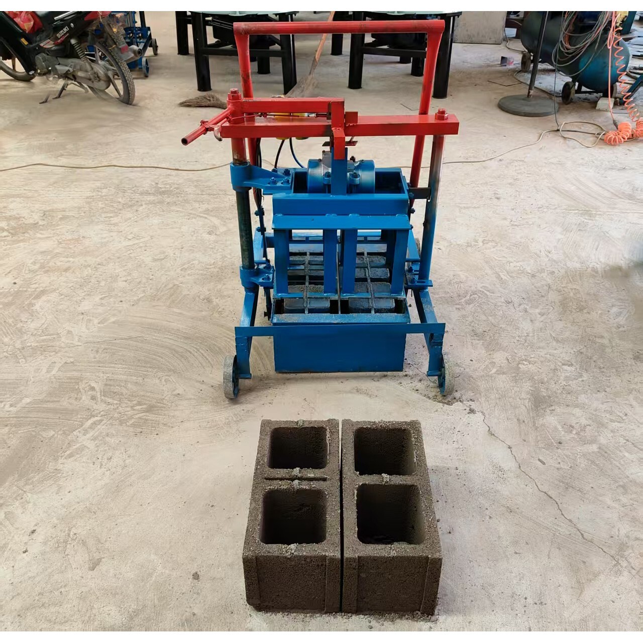 Hand-propelled Hollow Soil Block Brick Molding Machine 220V 15.75×7.87×7.87in