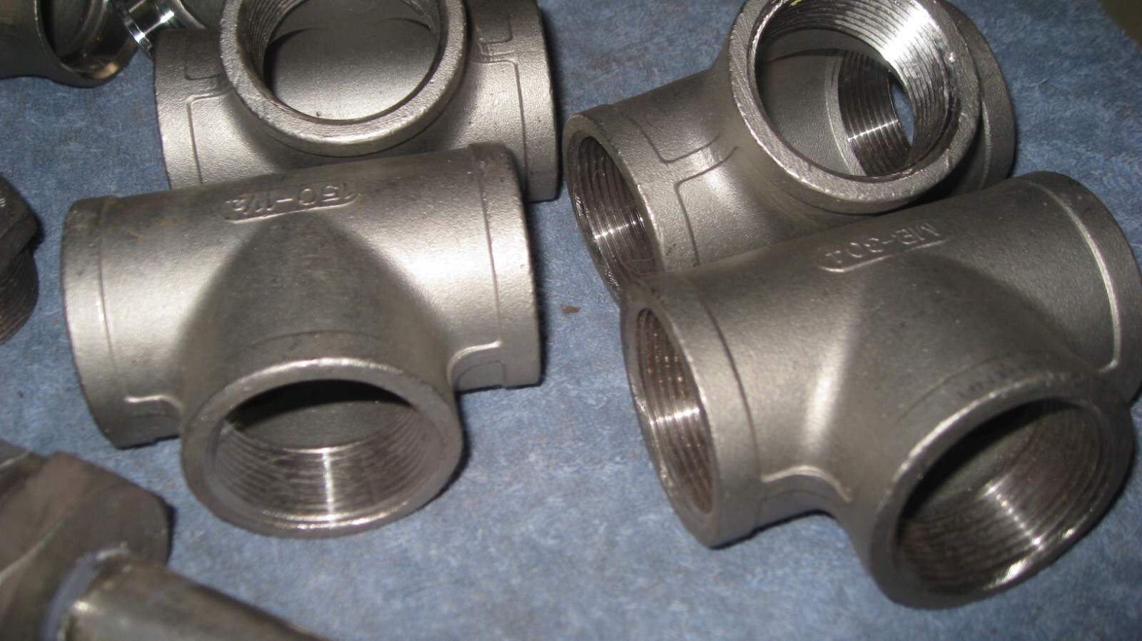 1 LOT MB-304 stainless fittings. weld on elbow. threaded T’s. 1 1/2″ new NOS