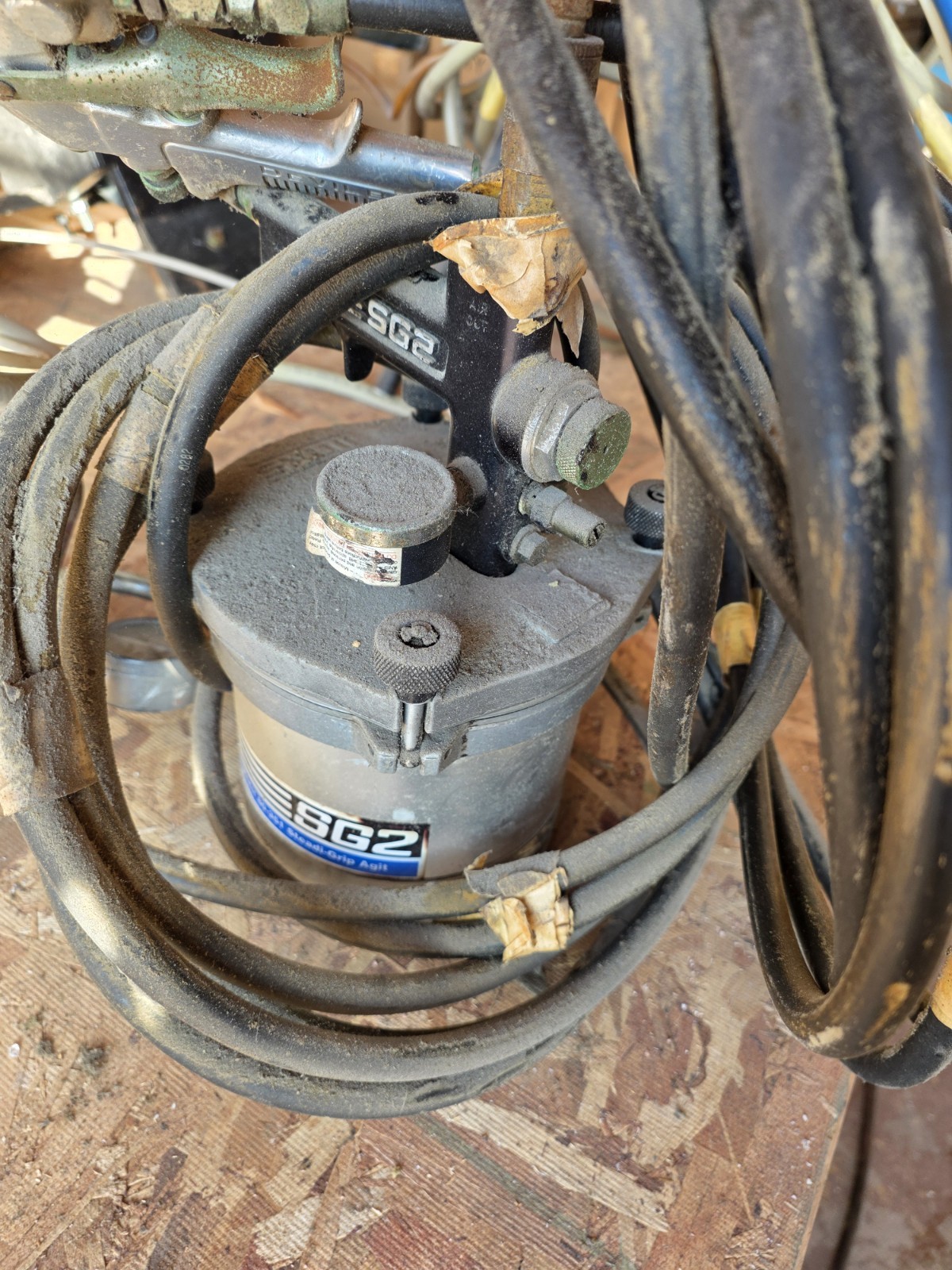 Binks SG2 2 Quart w/ Hoses, and Spray Gun