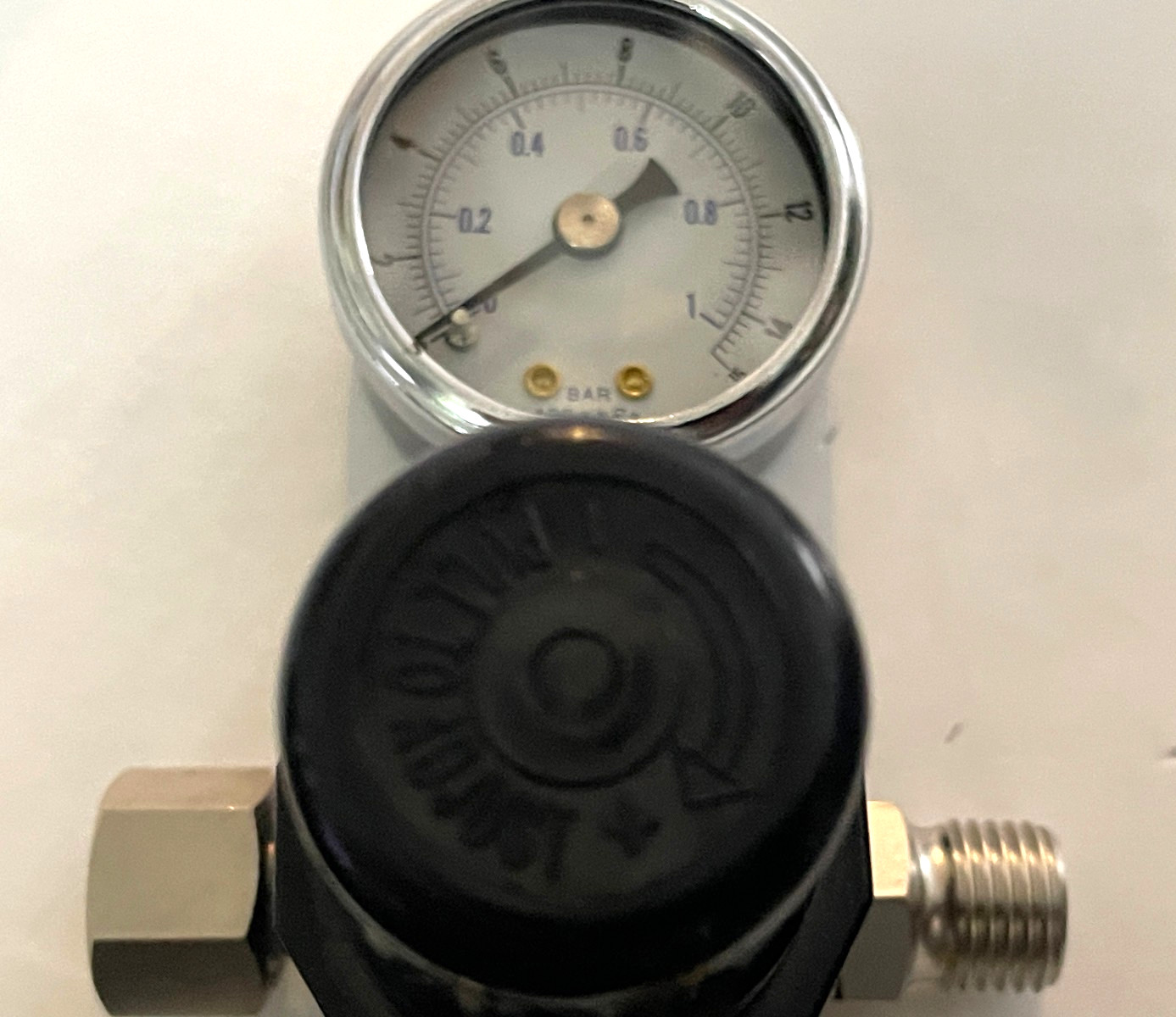 BINKS STAINLESS 1 QT PRESSURE ASSISTED CUP W/REGULATOR 80-511