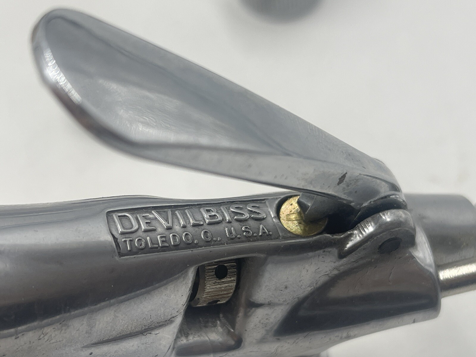 Devilbiss Ega-502-390 Conventional Spray Gun Barely Used With 8 Ounce Siphon Cup