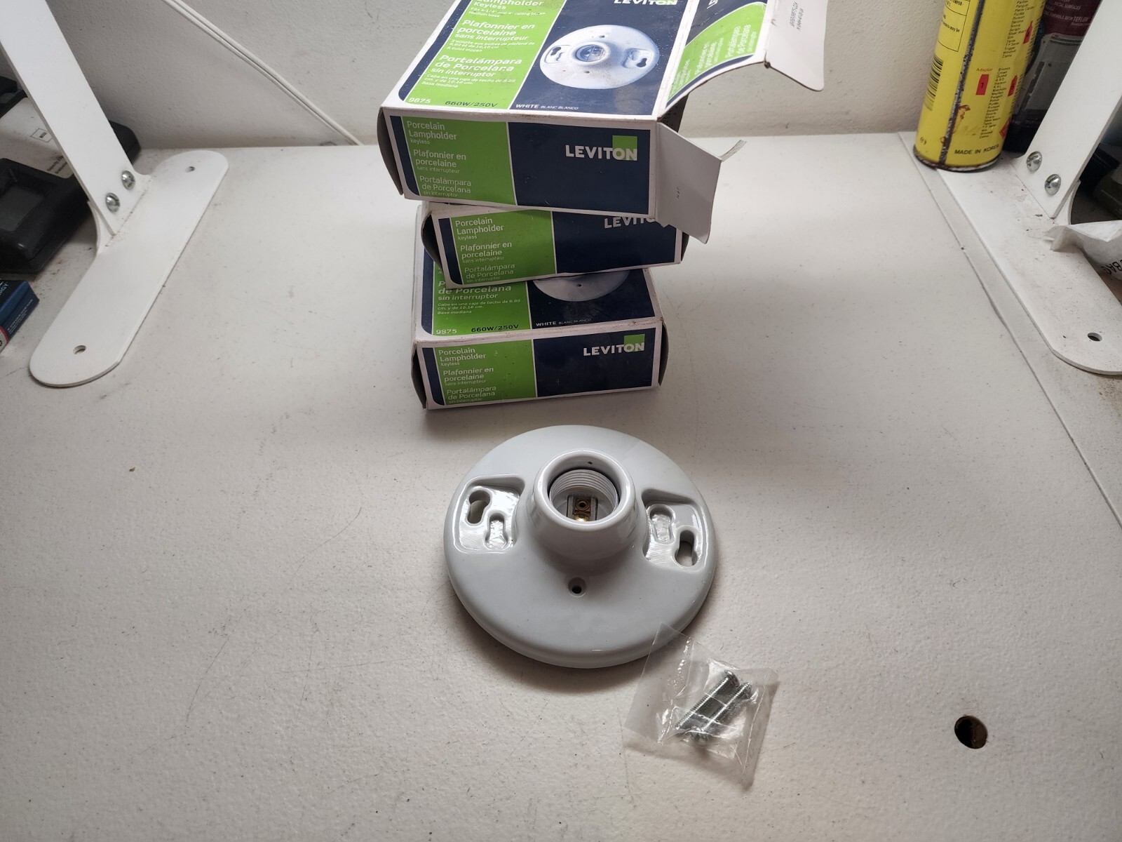 Lot 3 nos LEVITON Keyless White Porcelain Lampholder Ceiling/Wall Light 9875