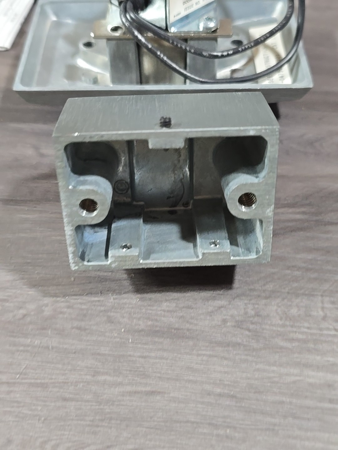 New Edwards Door Release 1508-N5 120vac Single Door Surface Mount