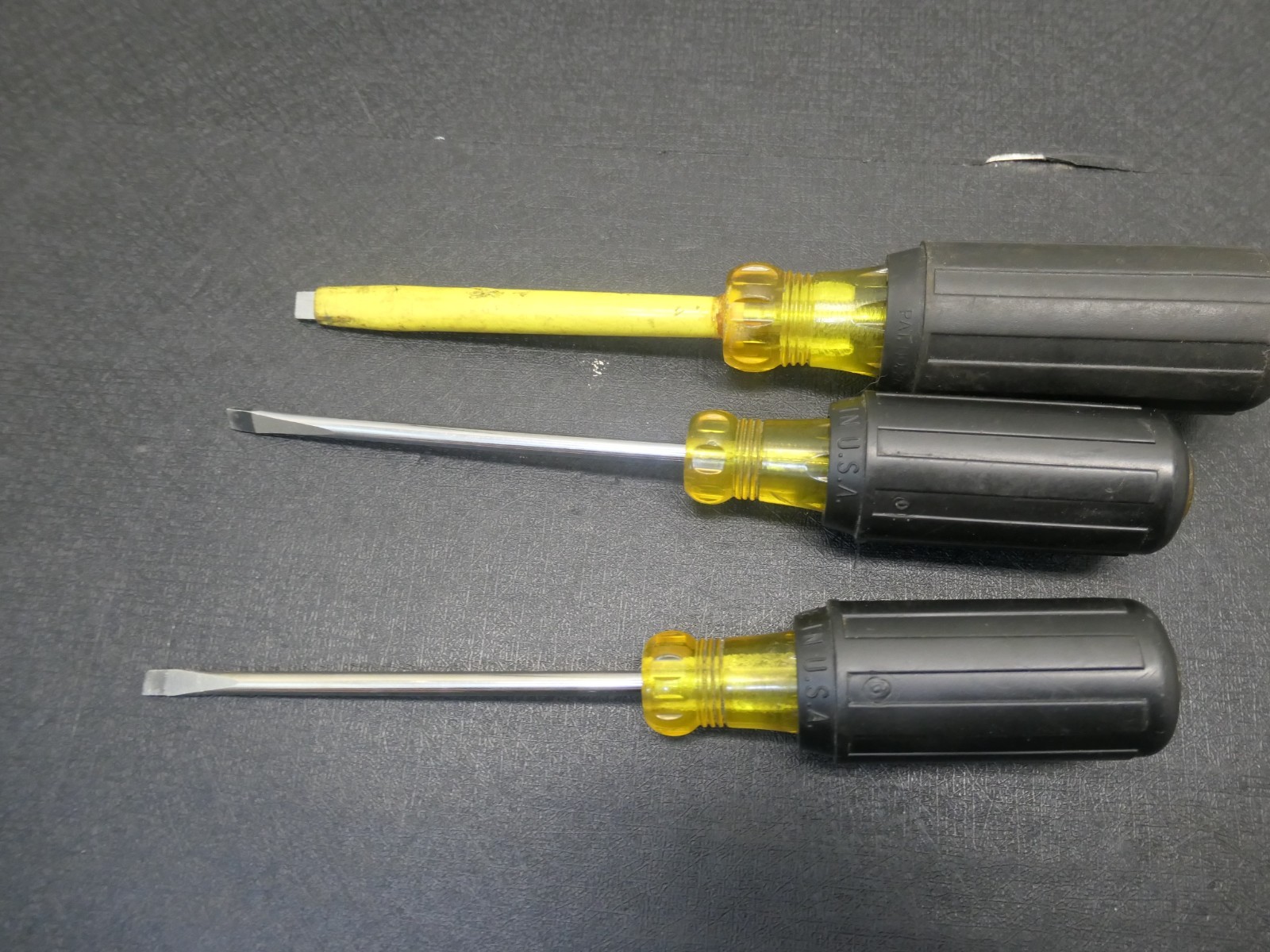 KLEIN TOOLS Lot of 3 FLAT/SLOTTED SCREWDRIVERS