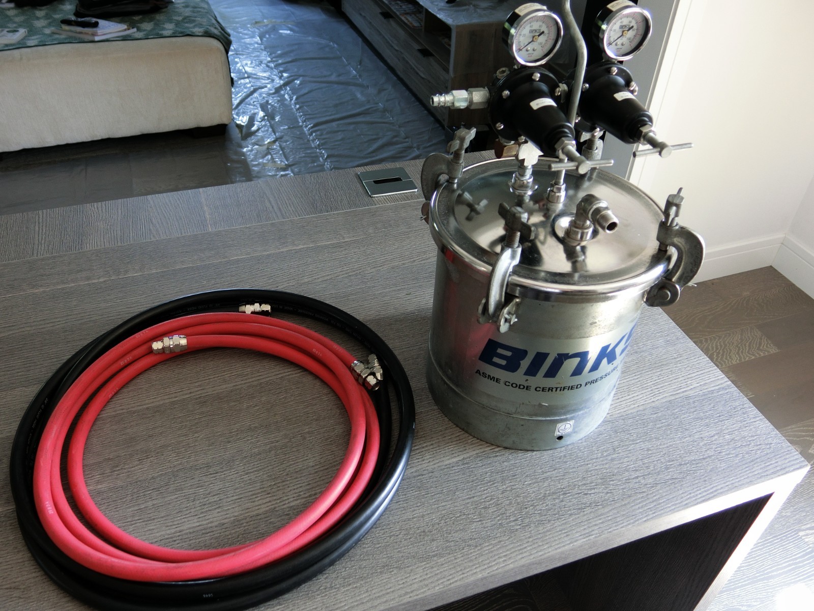 BINKS Zinc Plated Pressure Pot Paint Tank 2.8 Gallon with Hoses 12 Feet