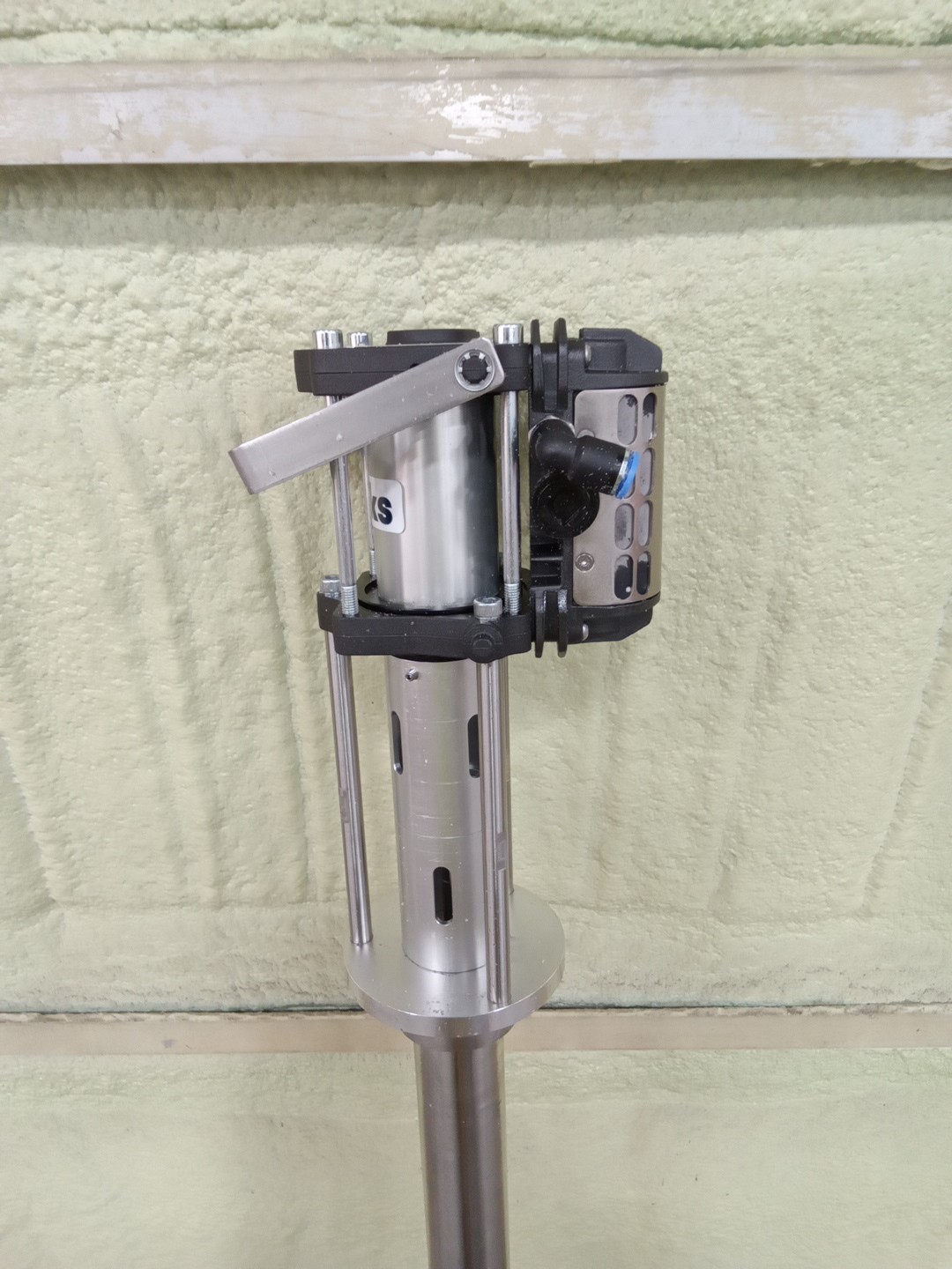 Binks PX1304-5u Paint Sprayer: Airless, Bung-Mount, 54 in Overall Ht, Pneumatic