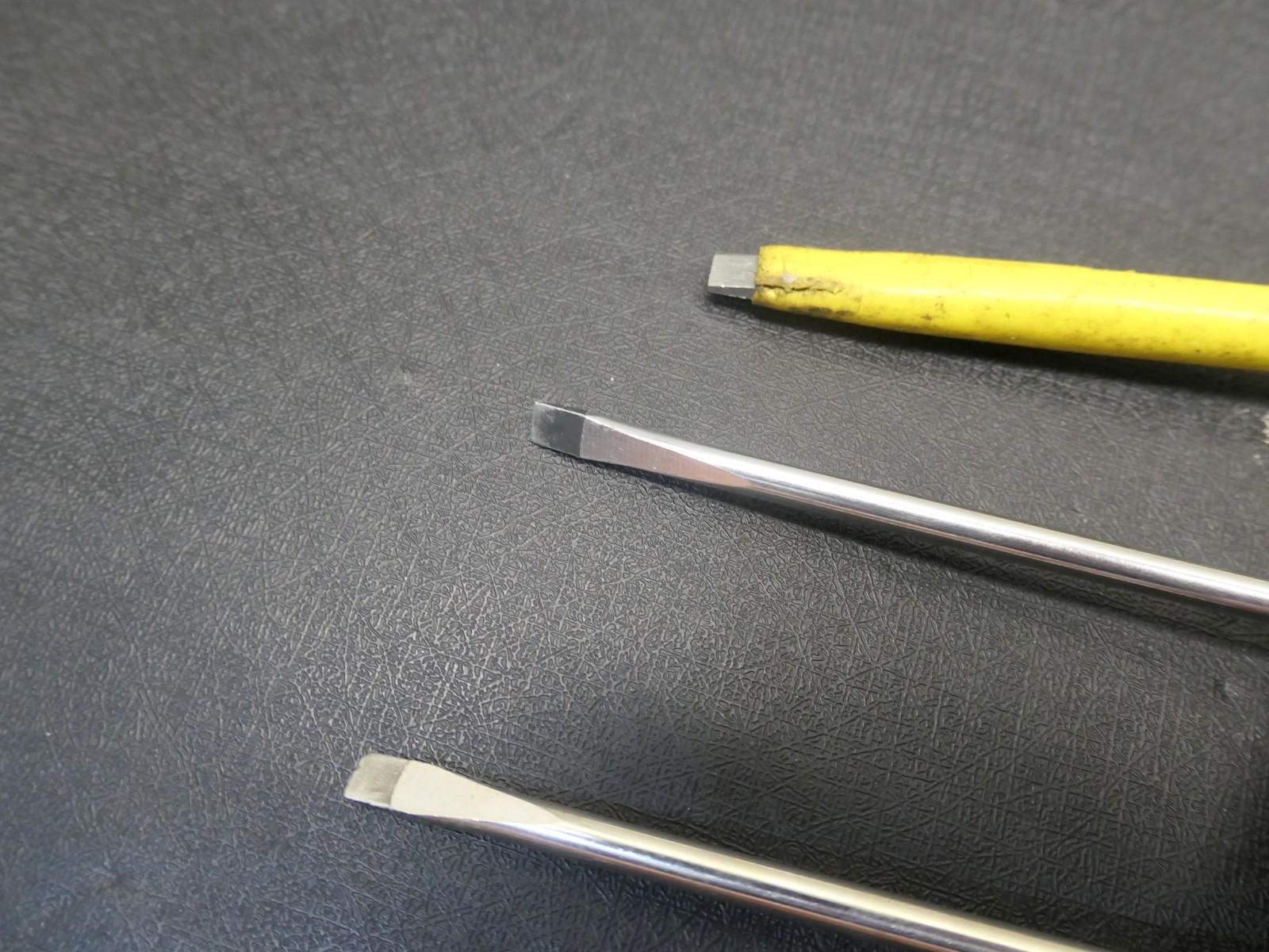 KLEIN TOOLS Lot of 3 FLAT/SLOTTED SCREWDRIVERS