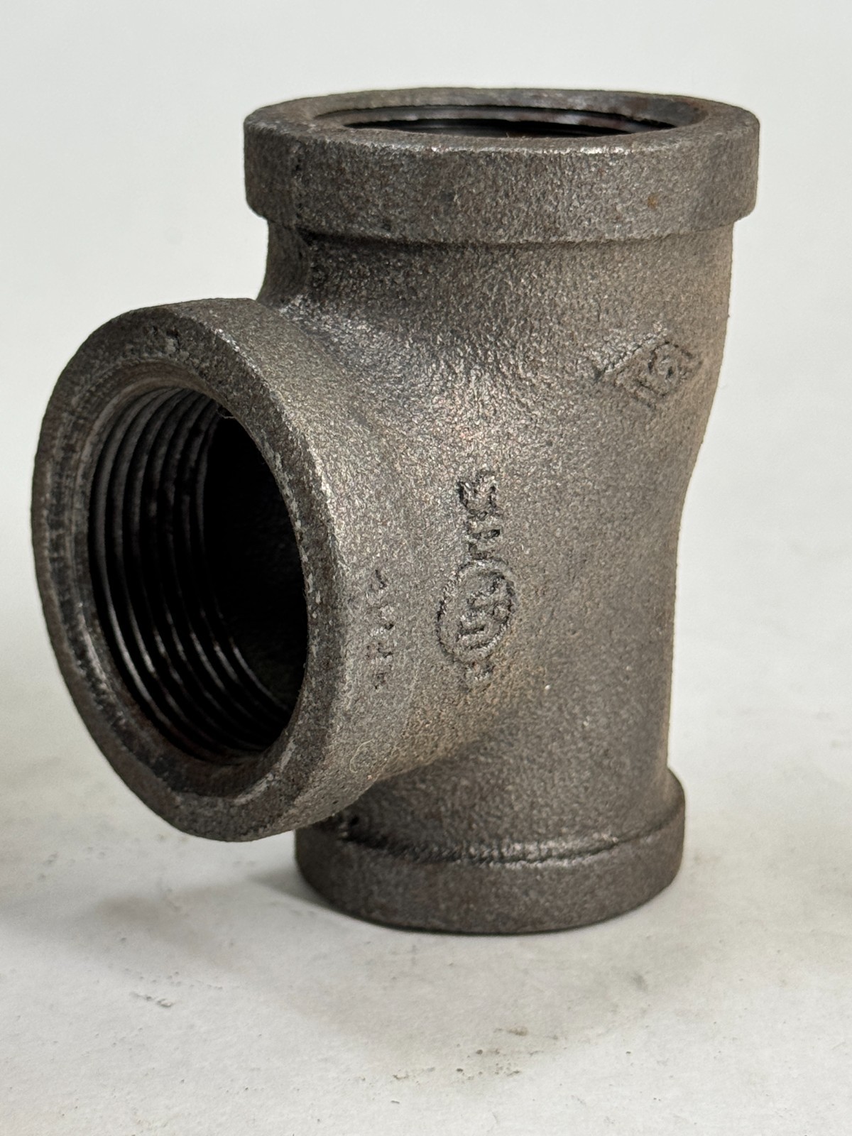 Tee 1-1/4″ x 1″ x 1-1/4″ 150 lb. Threaded Black Malleable Iron BMI Pipe Fitting