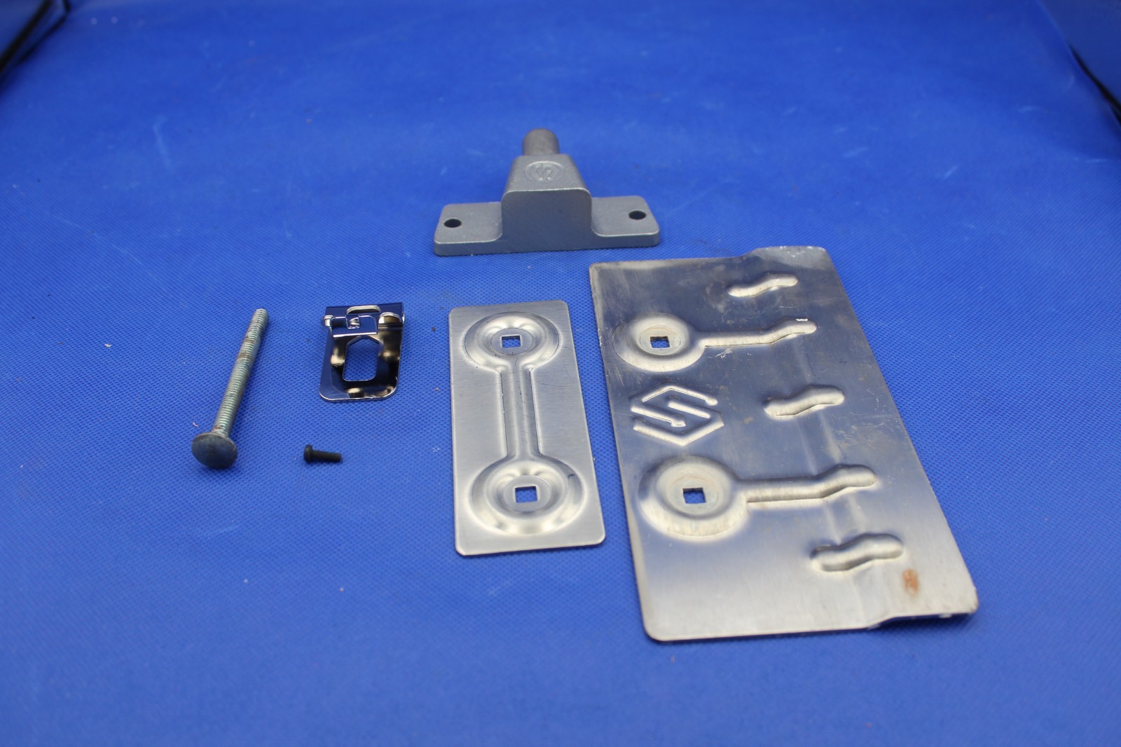 SECURITECH Hinge Side Bolt & anti-pry plate