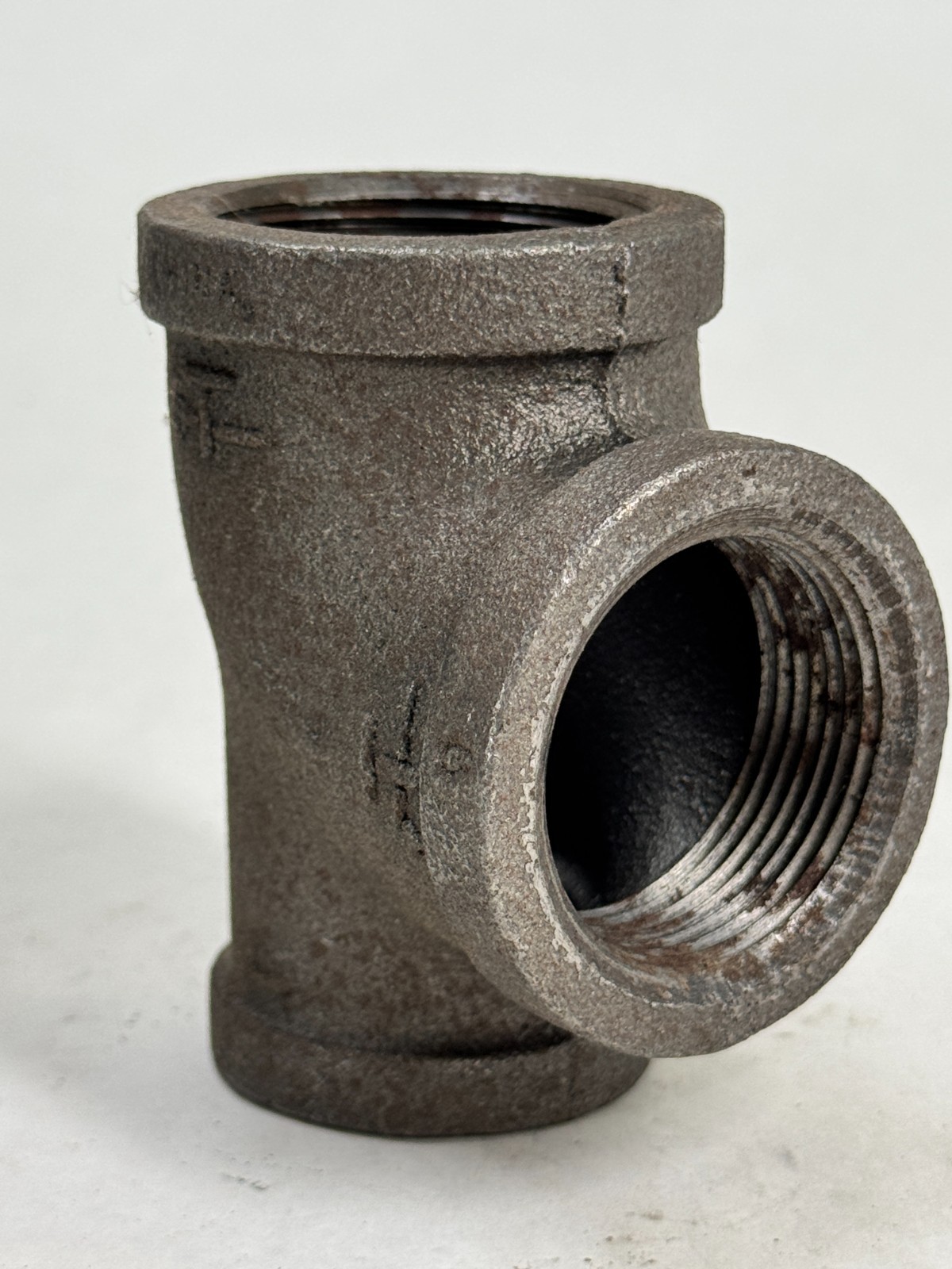 Tee 1-1/4″ x 1″ x 1-1/4″ 150 lb. Threaded Black Malleable Iron BMI Pipe Fitting