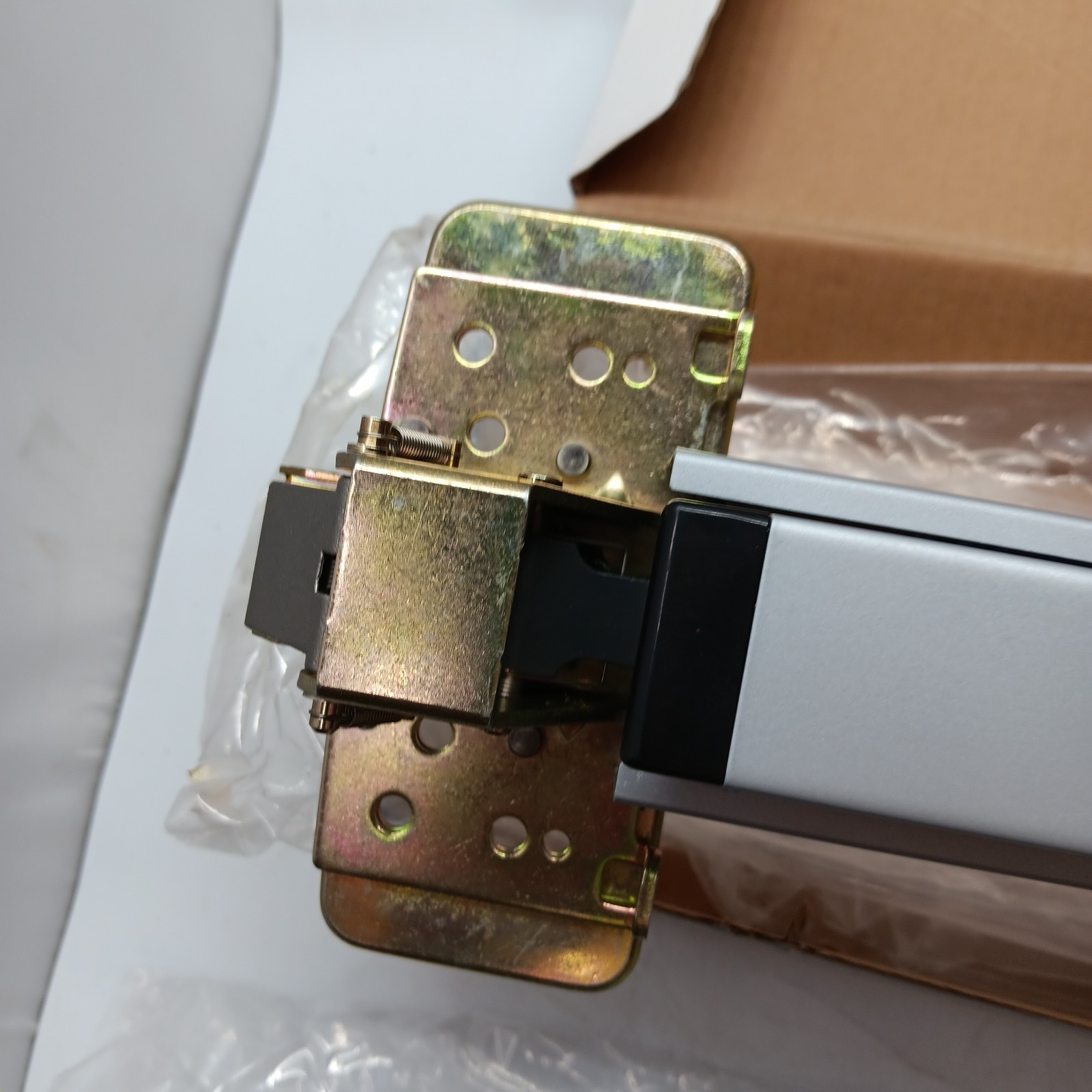 UNIVERSAL HARDWARE COMMERCIAL EMERGENCY PUSH BAR EXIT DEVICE