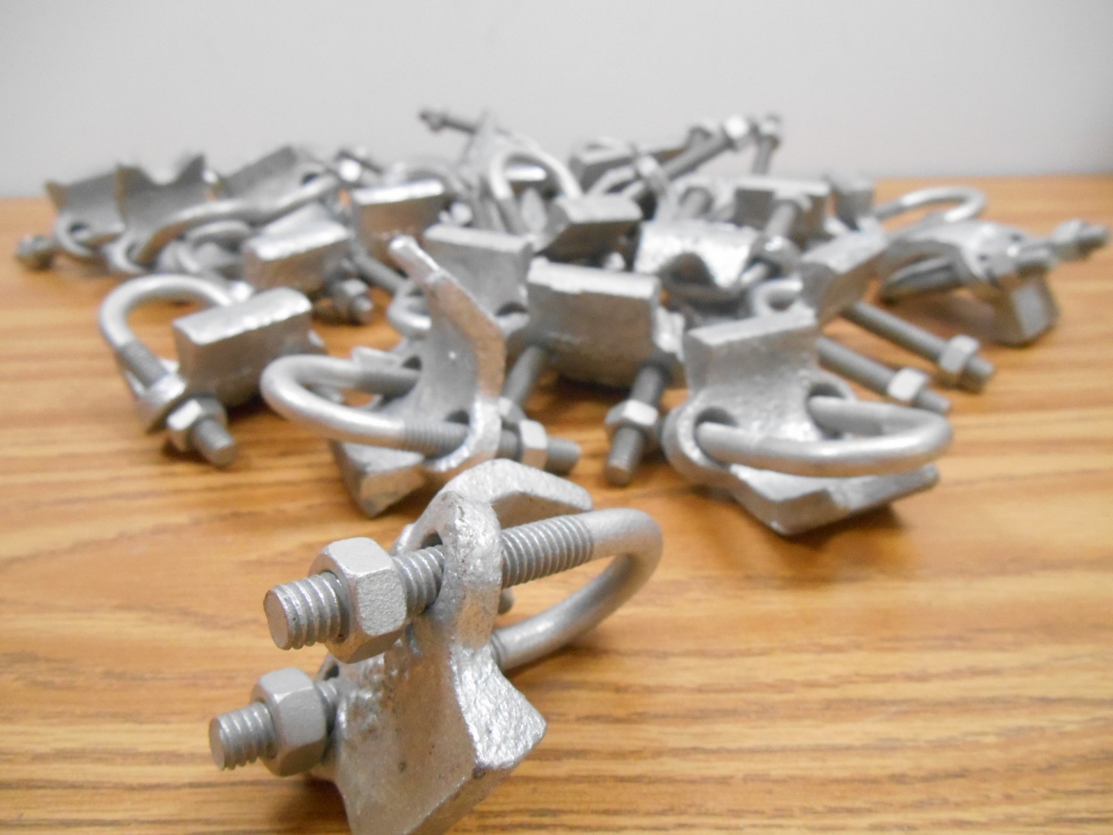 Box of 25 Madison Electric 341 1/2″ Right Angle Conduit Clamp Galvanized