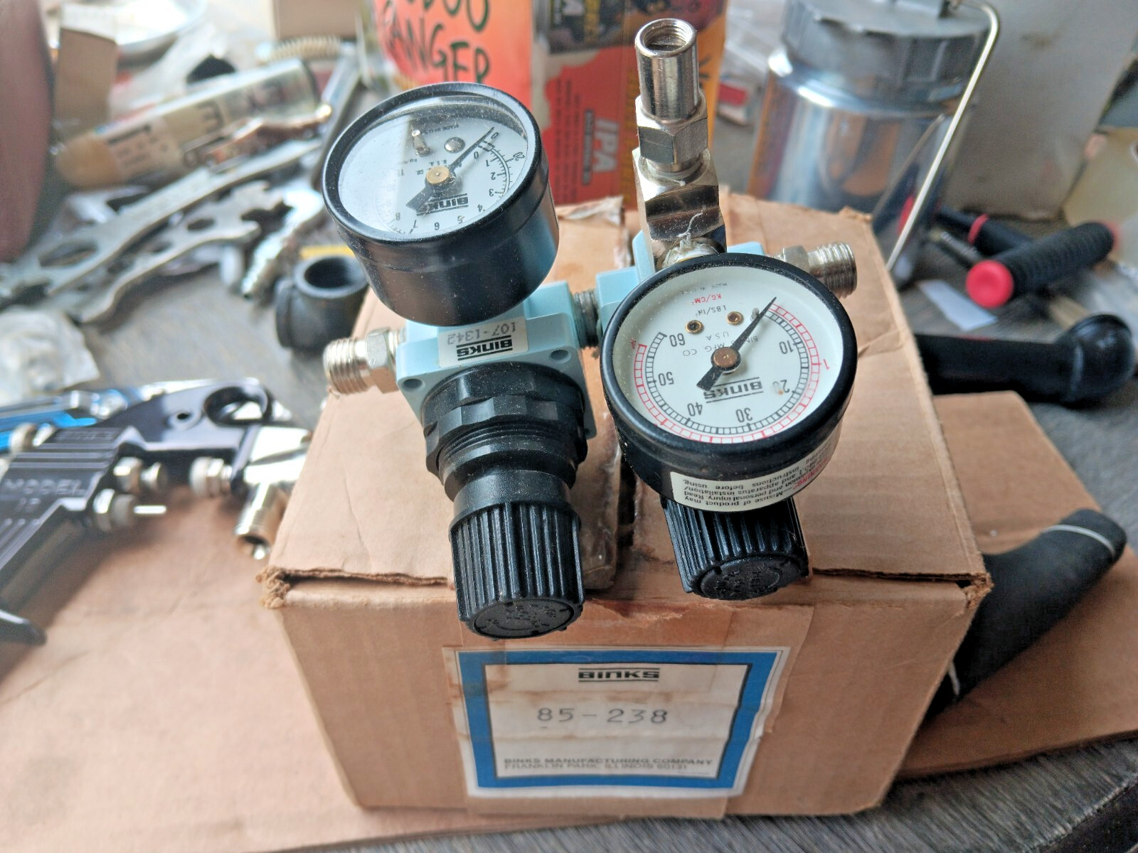 BINKS- 85-238 DUAL REGULATION PAINT PRESSURE CUP