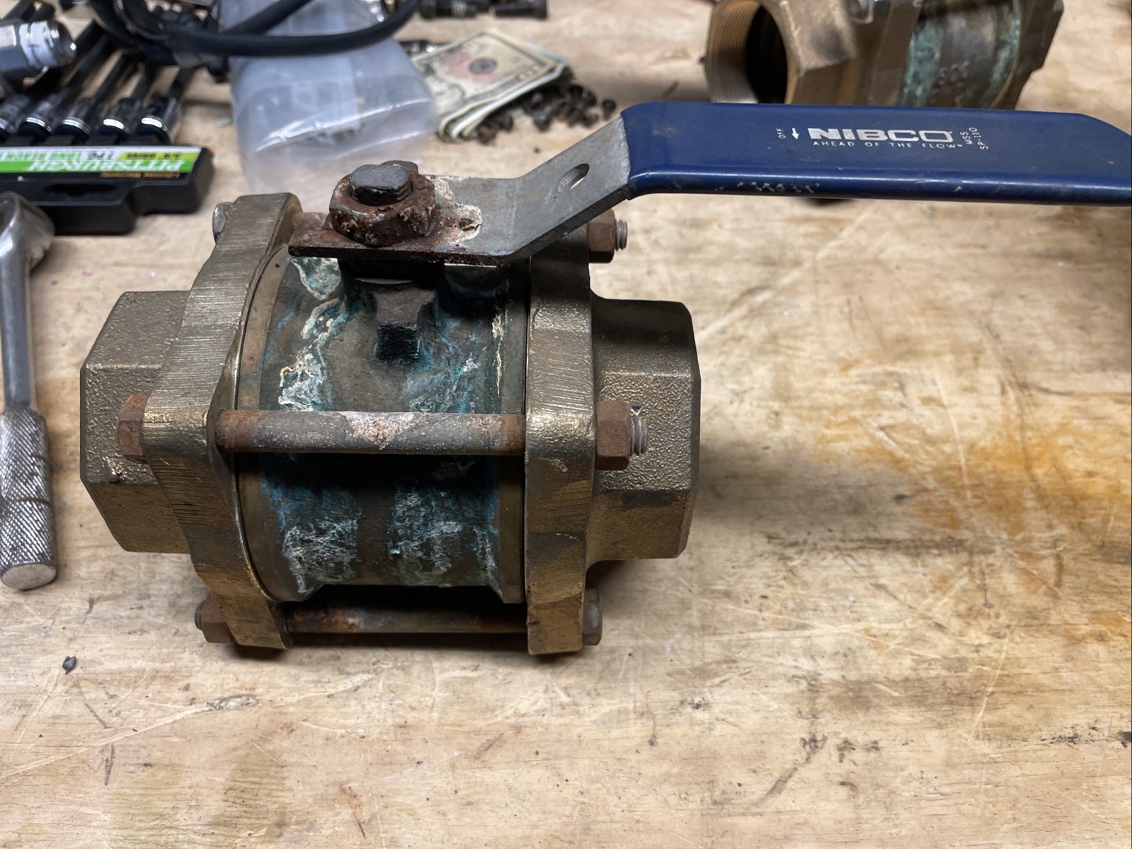 NIBCO 2 in Bronze Full Port NPT 600 Ball Valve. Lots Of Corrosion, Closes Good
